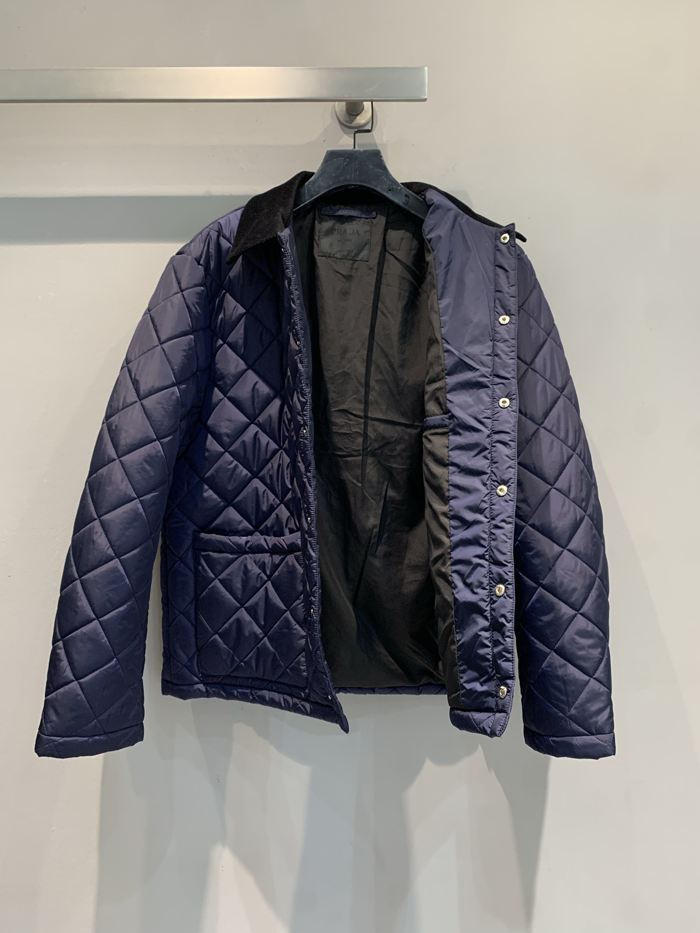 新款🔥出货啦📢 大货实拍 Prad*2025秋冬新款复古时髦丝绒领菱格纹棉服，经典设计+高品质面料，内里