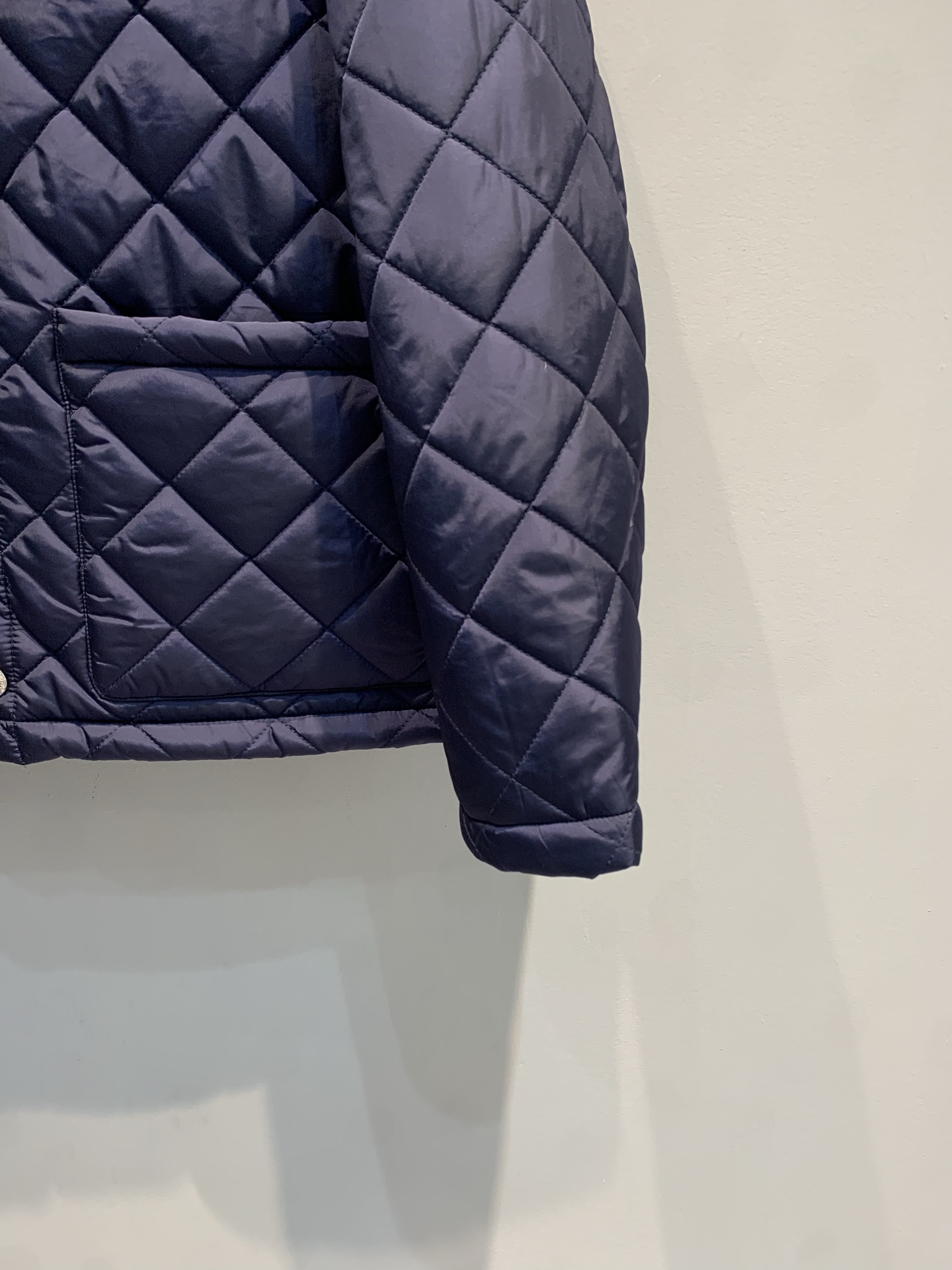 新款🔥出货啦📢 大货实拍 Prad*2025秋冬新款复古时髦丝绒领菱格纹棉服，经典设计+高品质面料，内里