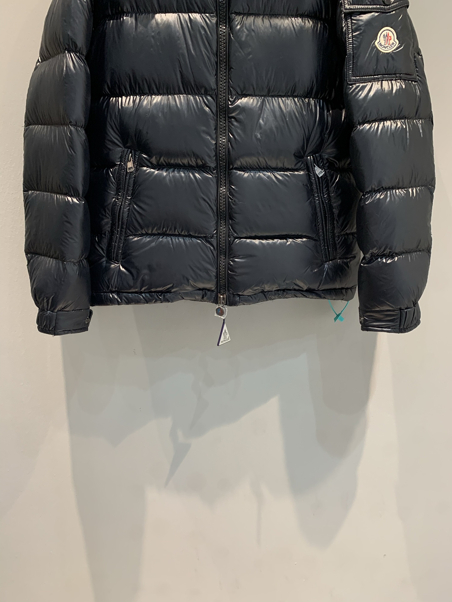 新款🔥出货啦📢 大货实拍 Moncle* 2025秋冬新款maya经典款羽绒服，亮面尼龙材质+90%白鹅