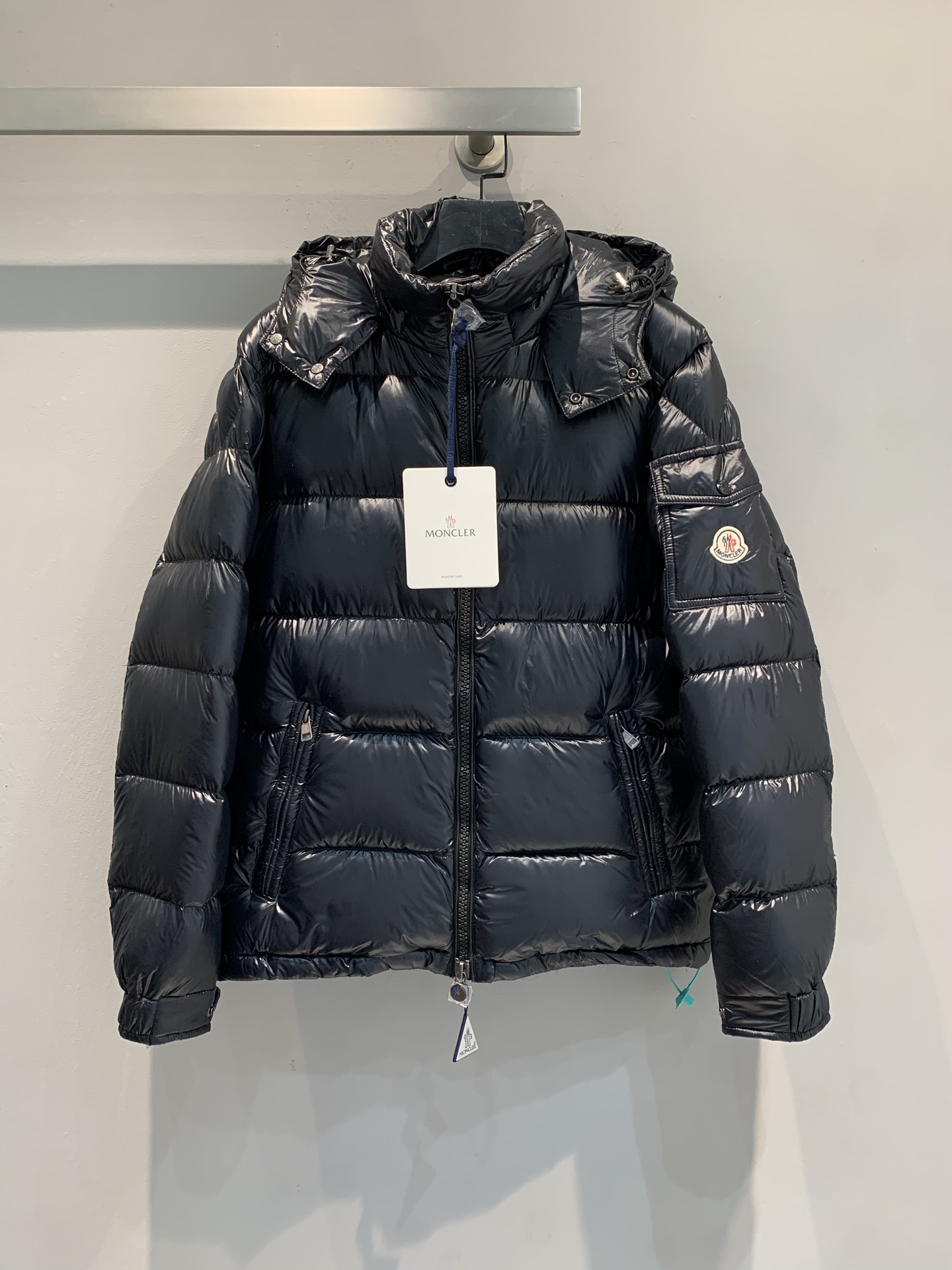 NO:562986,Equipped with dust bag, the new model is shipped. Real photos of M big goods. Moncle* 2025 new autumn and winter Maya classic down jacket, shiny nylon material and white goose down filling, perfect for warmth! Short hooded design, same style for men and women, slim tailoring to show off your figure, suitable for all body types. Classic black and versatile, suitable for commuting or outdoor use  OK. Brand logo + removable hood, practical and fashionable. It is the best-selling item in the down jacket industry. It is worn by celebrities and celebrities. It is a must-have item in winter! Size 1 2 3 4 5,, down jacket, hats, alexander wang19860909配防尘袋新款出货啦M大货实拍 Moncle* 2025秋冬新款maya经典款羽绒服,亮面尼龙材质白鹅绒填充,保暖力满分!短款连帽设计,男女同款,修身剪裁超显身材,适合各种体型穿着计.经典黑色百搭,通勤或户外都很 OK.品牌标志+可脱卸风帽,实用又时髦,是羽绒服界的断货王,明星达人都在穿,冬季必备单品! 码数1 2 3 4 5,,down jacket,hats,alexander wang,Women's clothing