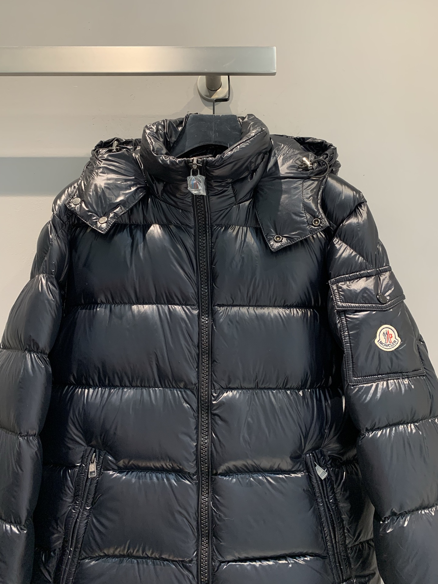 新款🔥出货啦📢 大货实拍 Moncle* 2025秋冬新款maya经典款羽绒服，亮面尼龙材质+90%白鹅