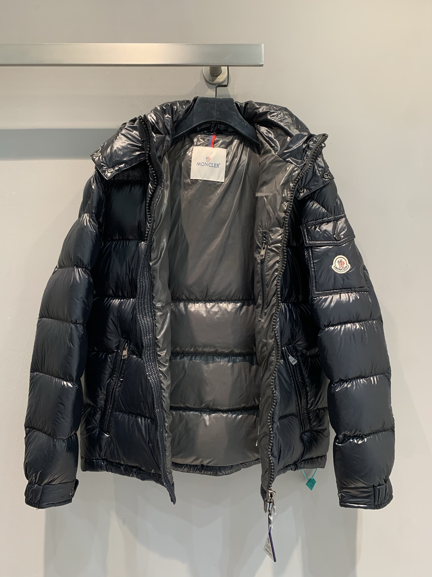 新款🔥出货啦📢 大货实拍 Moncle* 2025秋冬新款maya经典款羽绒服，亮面尼龙材质+90%白鹅
