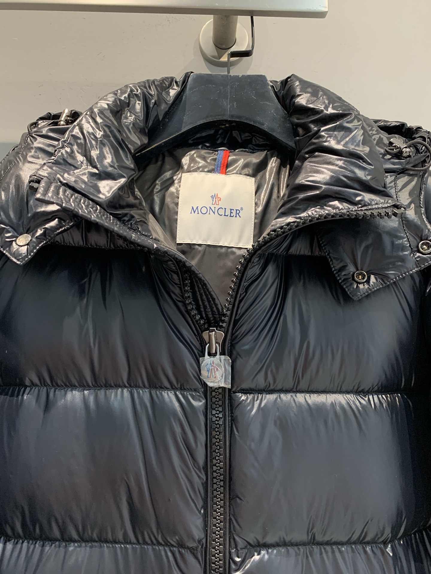 新款🔥出货啦📢 大货实拍 Moncle* 2025秋冬新款maya经典款羽绒服，亮面尼龙材质+90%白鹅