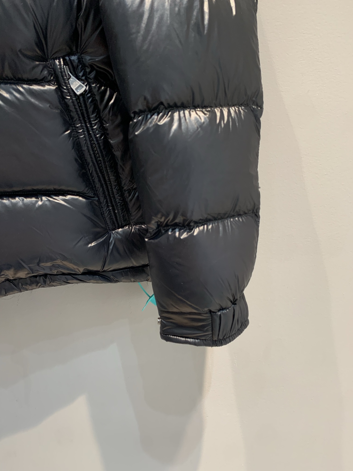 新款🔥出货啦📢 大货实拍 Moncle* 2025秋冬新款maya经典款羽绒服，亮面尼龙材质+90%白鹅