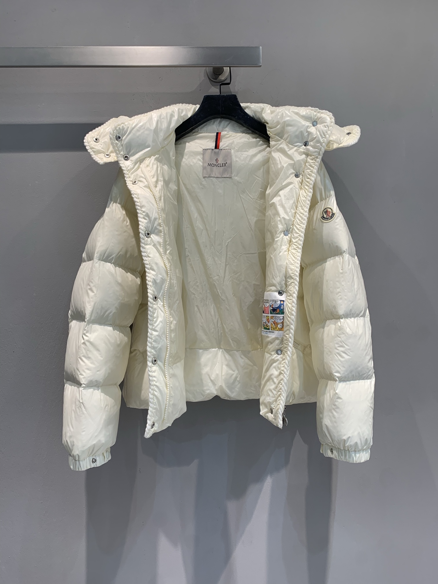 新款🔥出货啦📢 大货实拍 Moncle*2025秋冬新款收腰连帽羽绒服，亮面油蜡材质，光泽感满满，易打理