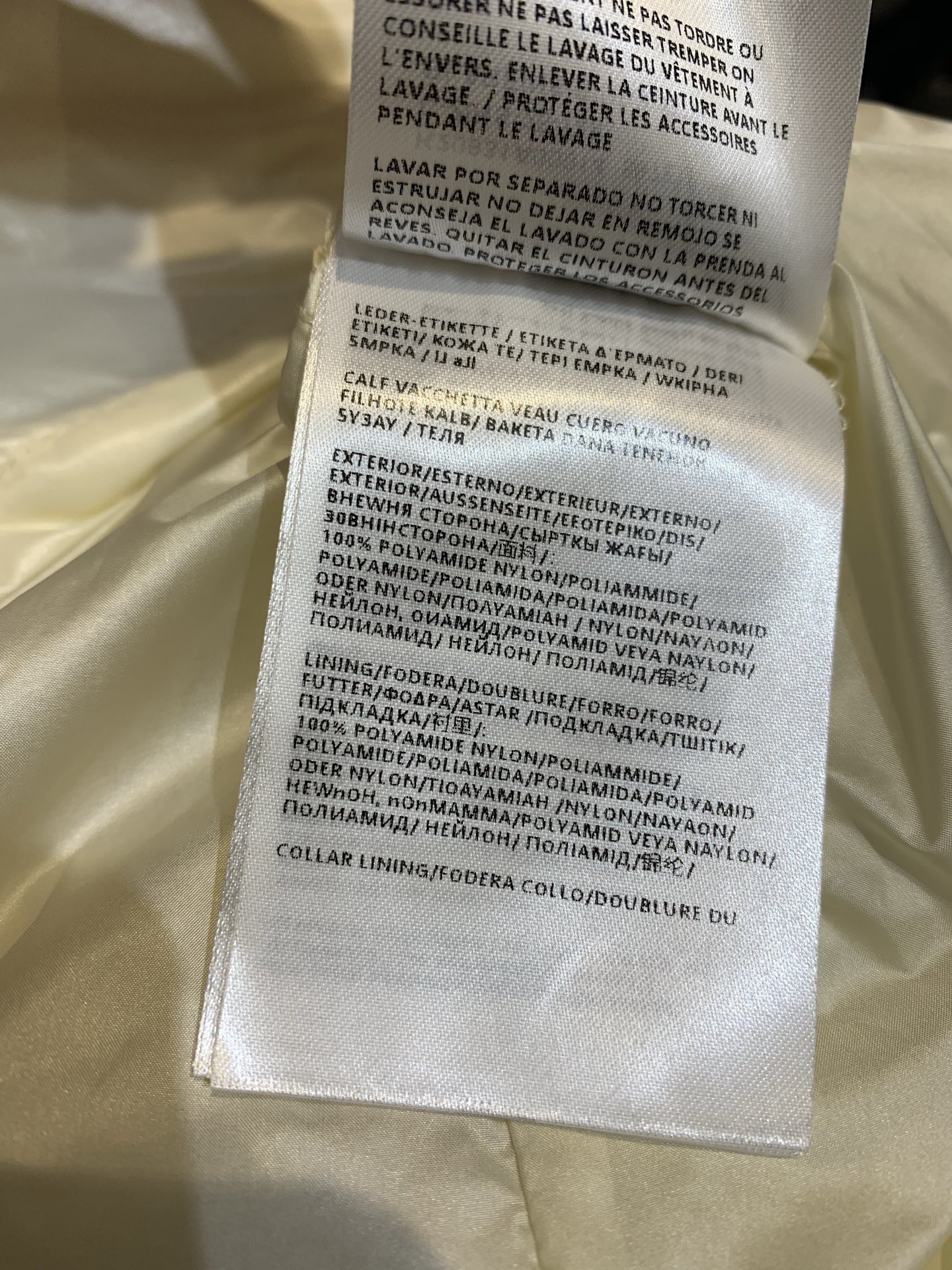新款🔥出货啦📢 大货实拍 Moncle*2025秋冬新款收腰连帽羽绒服，亮面油蜡材质，光泽感满满，易打理