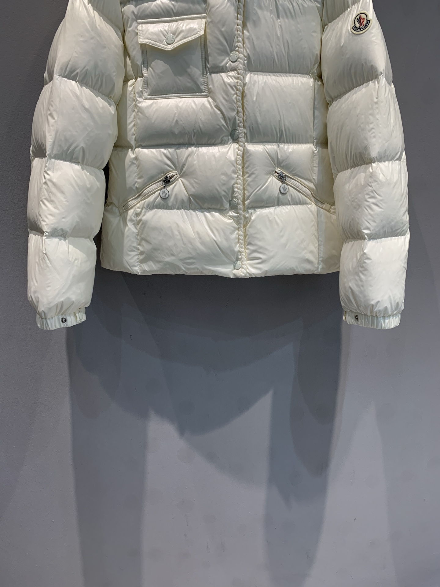 新款🔥出货啦📢 大货实拍 Moncle*2025秋冬新款收腰连帽羽绒服，亮面油蜡材质，光泽感满满，易打理