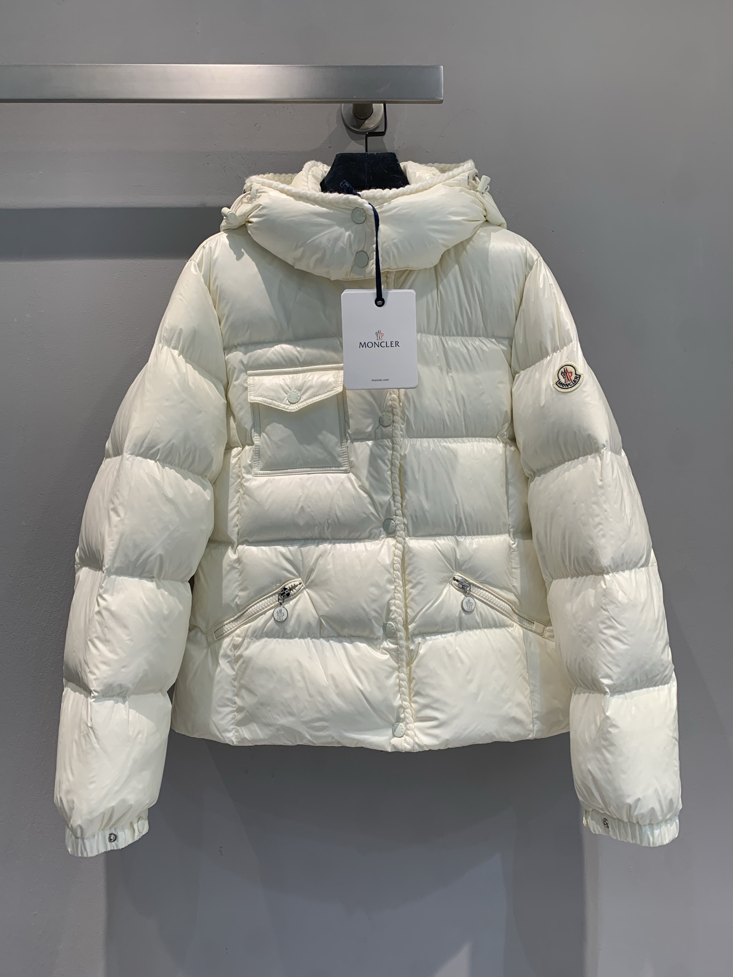 NO:565930,Equipped with dust bag, the new model has been shipped. M Actual shot of the product Moncle* new autumn and winter waisted hooded down jacket, made of glossy oil wax material, full of luster, easy to care for. Short waist design + high waist tailoring, slimming but not bloated, goose down filling is super warm, very suitable for winter! Knitted edge banding is full of details, chain zipper + badge embellishment, fashionable and practical, cool and elegant, can be easily used for commuting and leisure, it is a highlight item for winter wear. Size 1 2  3,,down jacket,hats,alexander wang19860909配防尘袋新款出货啦M 大货实拍 Moncle*秋冬新款收腰连帽羽绒服,亮面油蜡材质,光泽感满满,易打理计.短款收腰设计+高腰剪裁,显瘦不臃肿,鹅绒填充超保暖,冬天穿超合适!针织封边细节感十足,链条拉链+徽章点缀,时髦又实用,清冷优雅,通勤休闲都能轻松驾驭,是冬季穿搭亮点单品.码数1 2 3,,down jacket,hats,alexander wang,Women's clothing