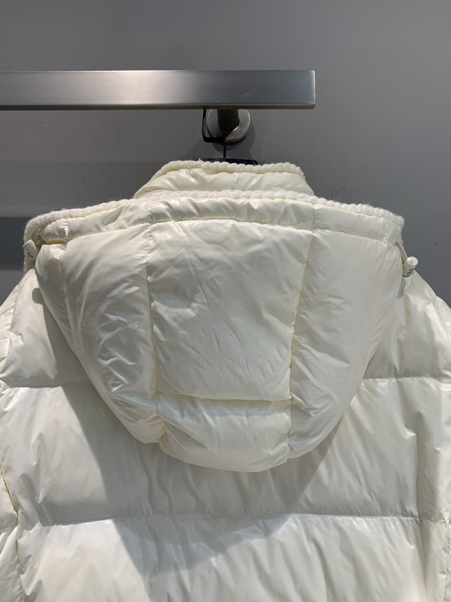 新款🔥出货啦📢 大货实拍 Moncle*2025秋冬新款收腰连帽羽绒服，亮面油蜡材质，光泽感满满，易打理