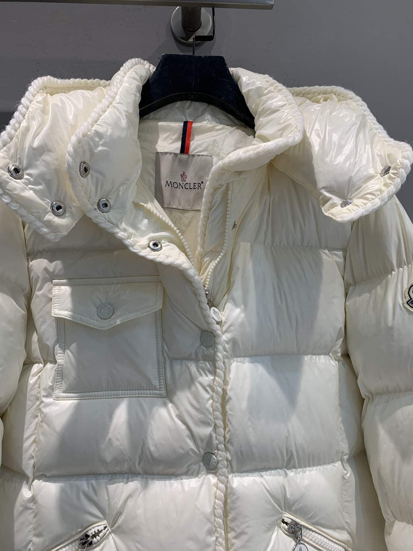 新款🔥出货啦📢 大货实拍 Moncle*2025秋冬新款收腰连帽羽绒服，亮面油蜡材质，光泽感满满，易打理