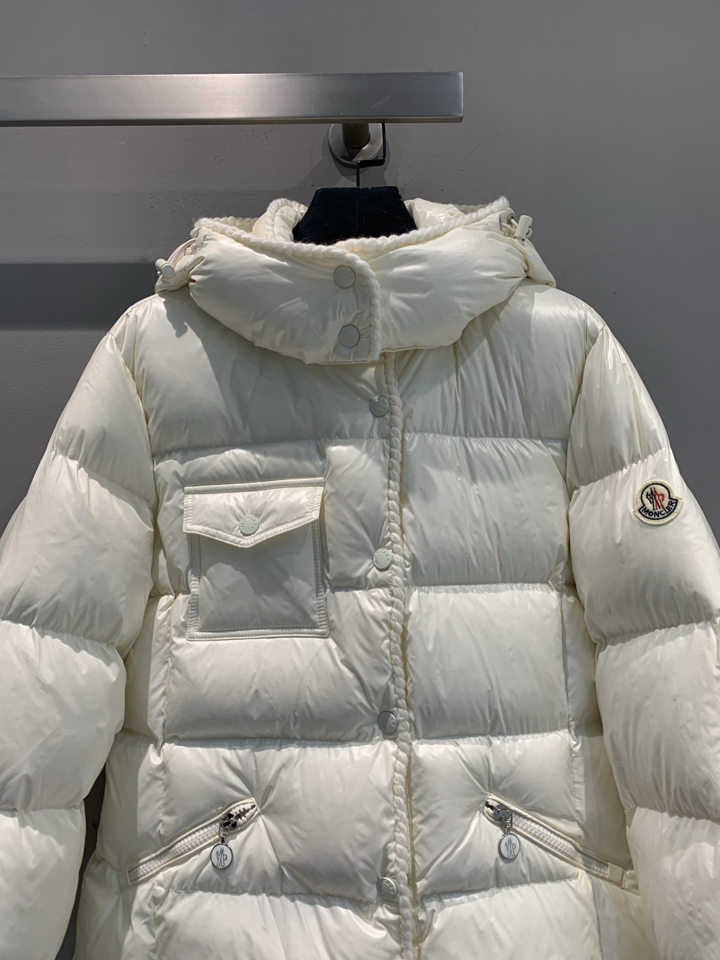 新款🔥出货啦📢 大货实拍 Moncle*2025秋冬新款收腰连帽羽绒服，亮面油蜡材质，光泽感满满，易打理