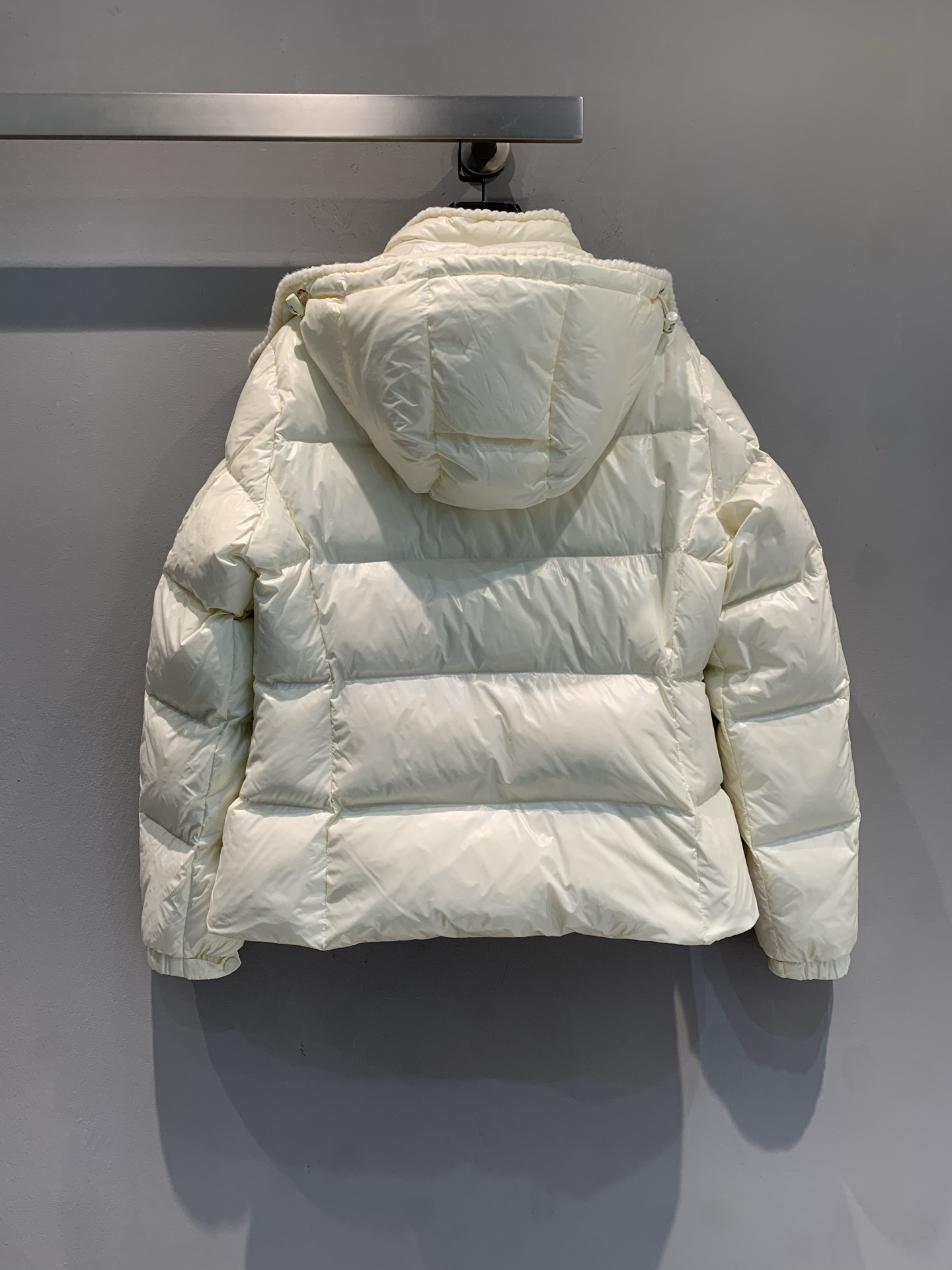 新款🔥出货啦📢 大货实拍 Moncle*2025秋冬新款收腰连帽羽绒服，亮面油蜡材质，光泽感满满，易打理