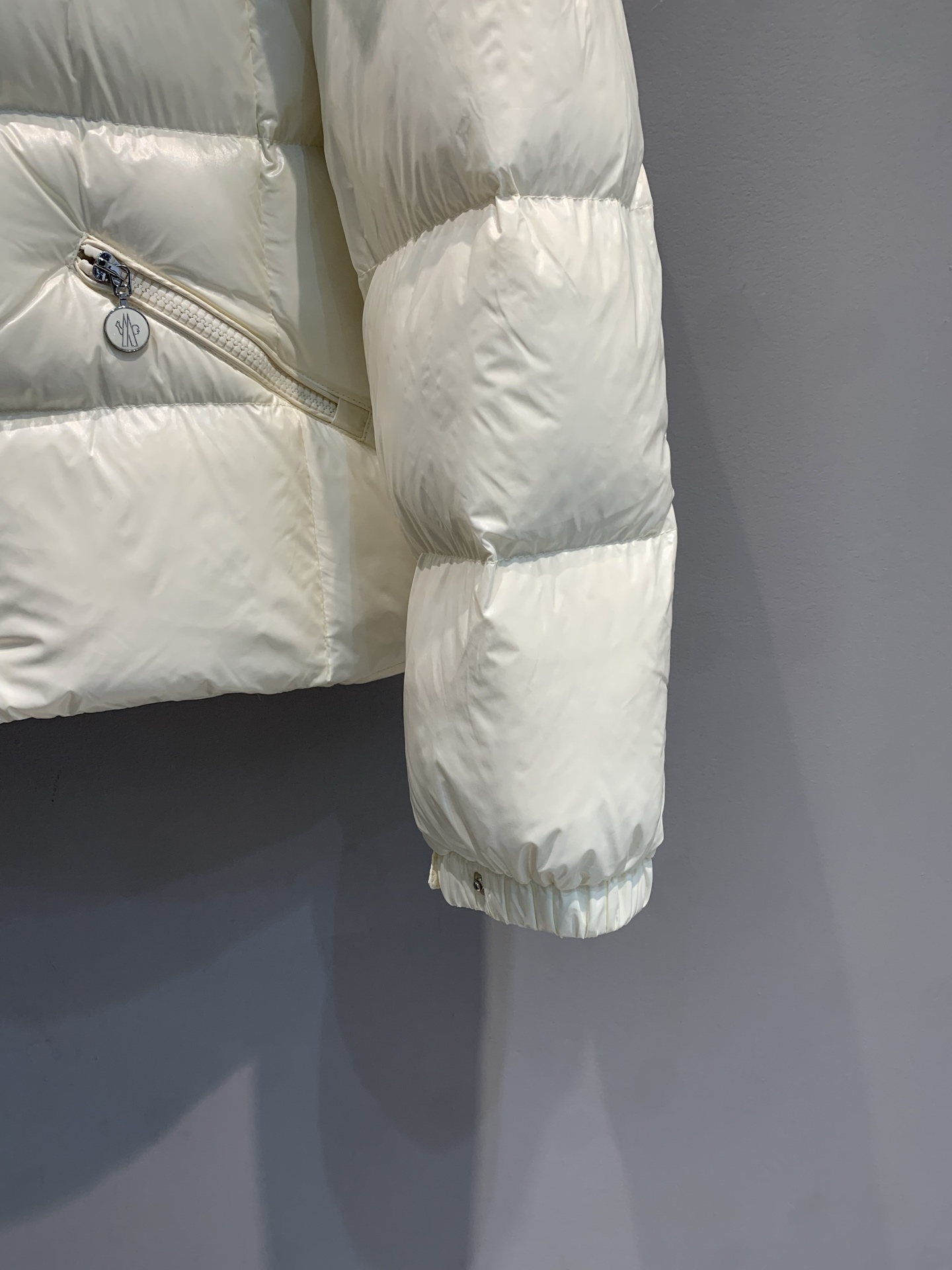 新款🔥出货啦📢 大货实拍 Moncle*2025秋冬新款收腰连帽羽绒服，亮面油蜡材质，光泽感满满，易打理