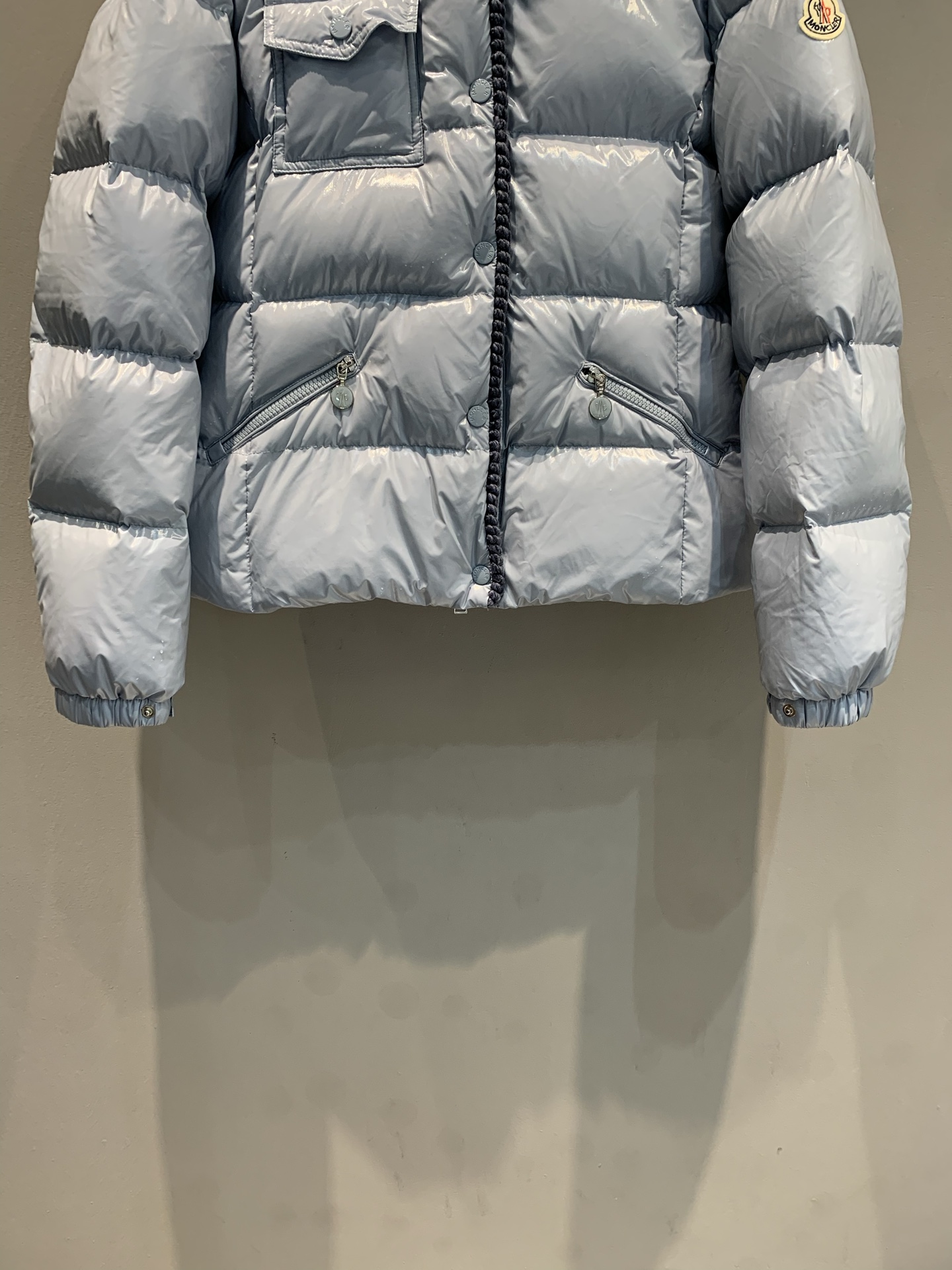 新款🔥出货啦📢 大货实拍 Moncle*2025秋冬新款收腰连帽羽绒服，亮面油蜡材质，光泽感满满，易打理