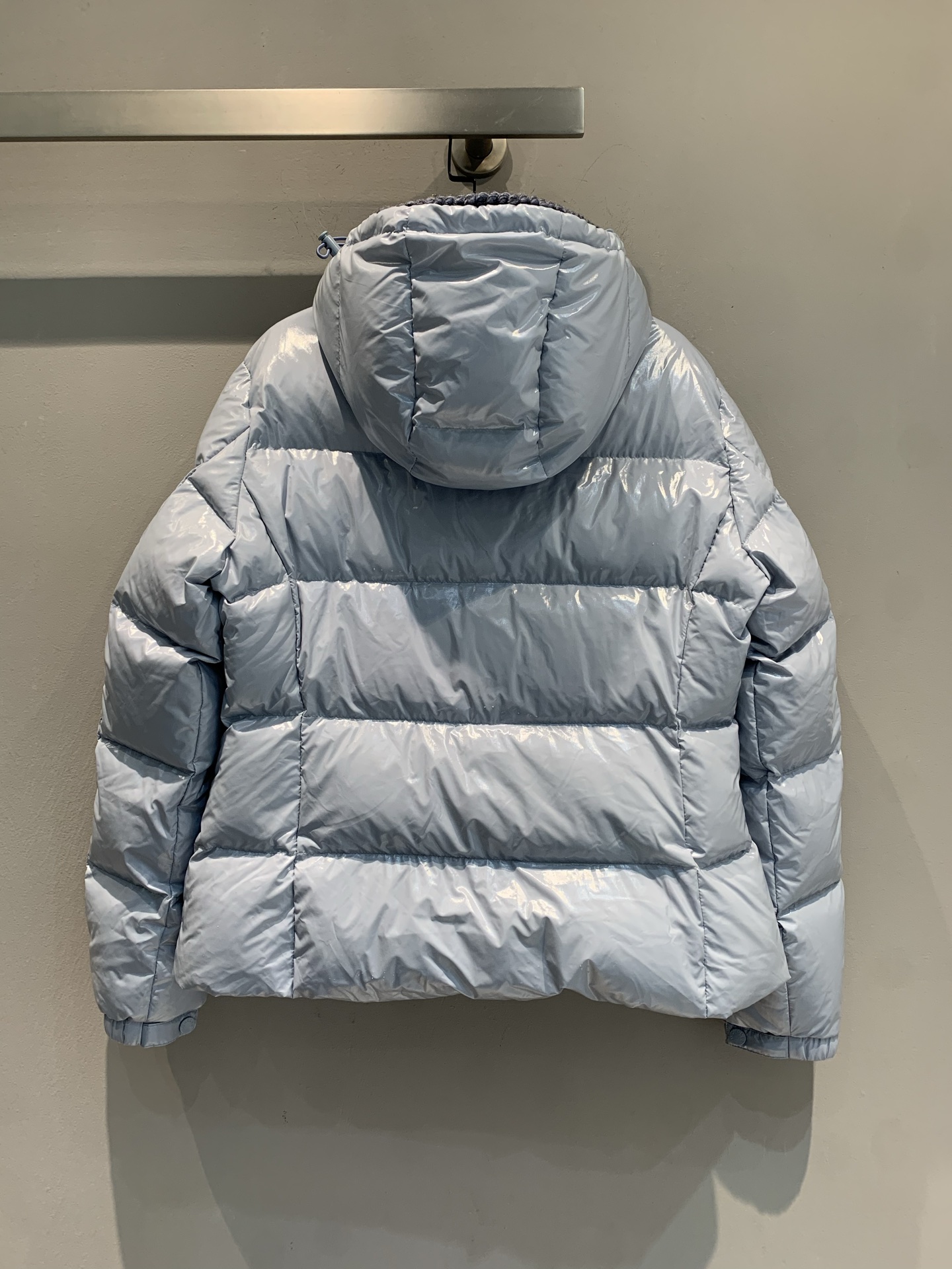 新款🔥出货啦📢 大货实拍 Moncle*2025秋冬新款收腰连帽羽绒服，亮面油蜡材质，光泽感满满，易打理