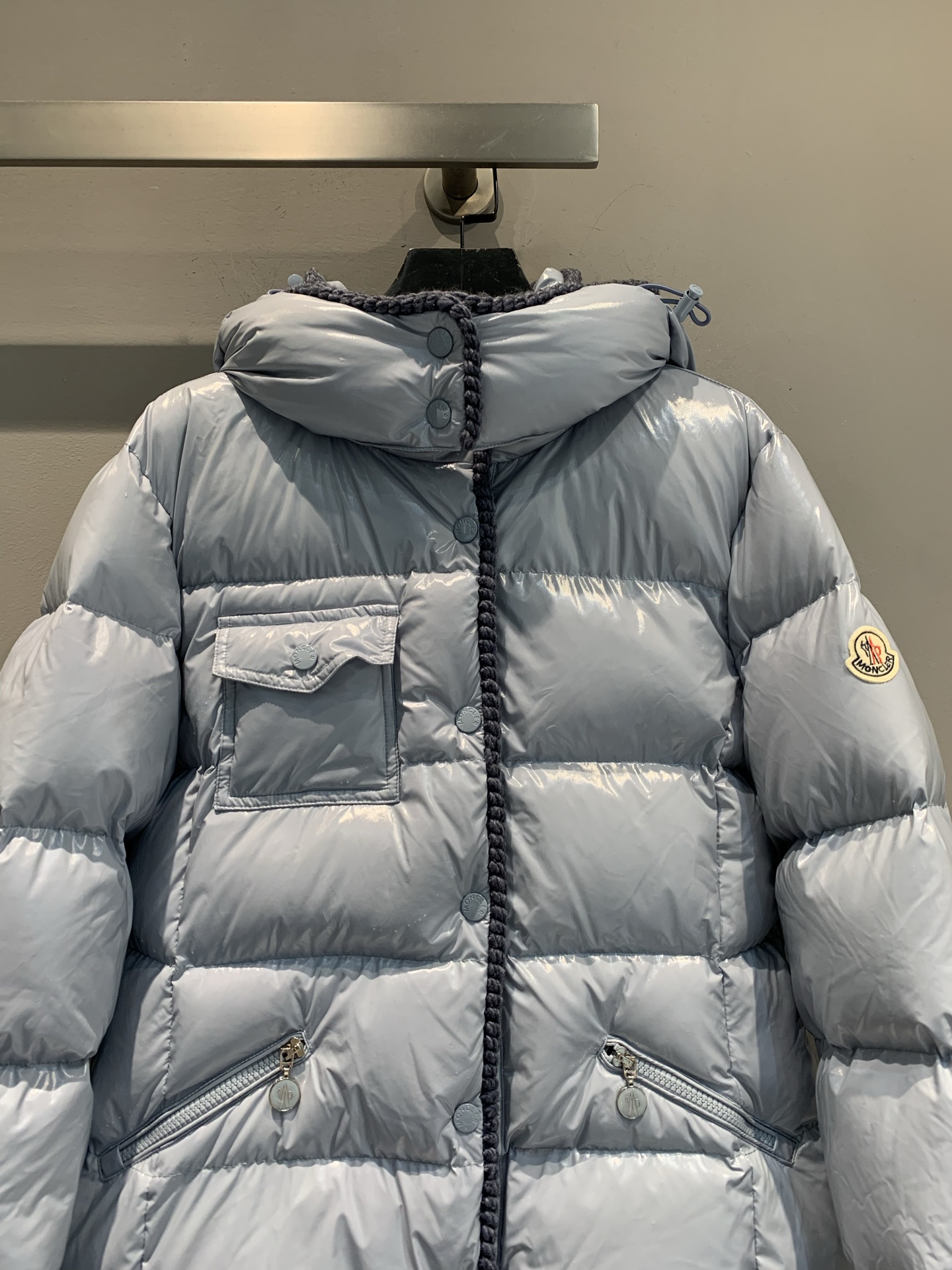 新款🔥出货啦📢 大货实拍 Moncle*2025秋冬新款收腰连帽羽绒服，亮面油蜡材质，光泽感满满，易打理