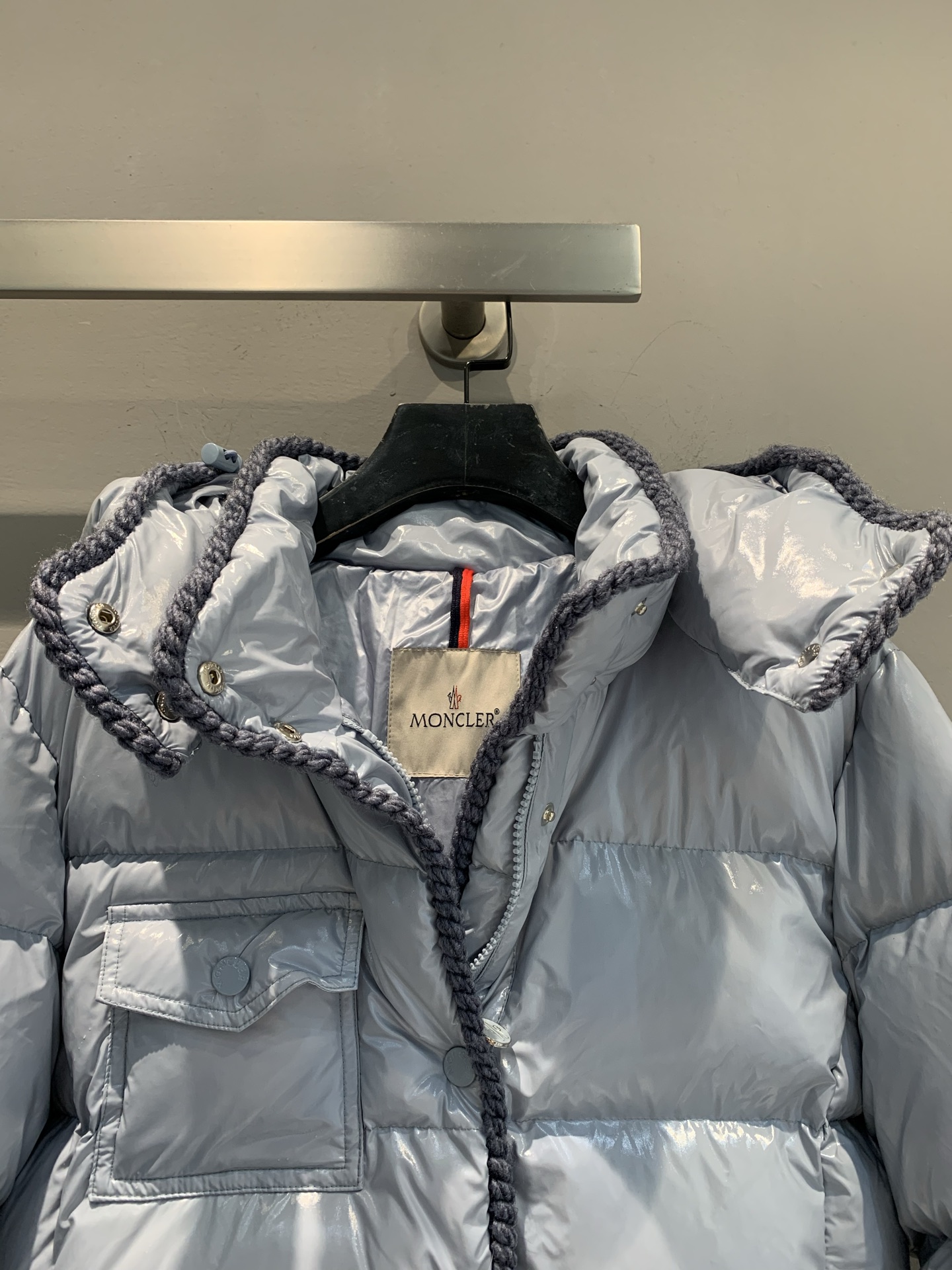 新款🔥出货啦📢 大货实拍 Moncle*2025秋冬新款收腰连帽羽绒服，亮面油蜡材质，光泽感满满，易打理