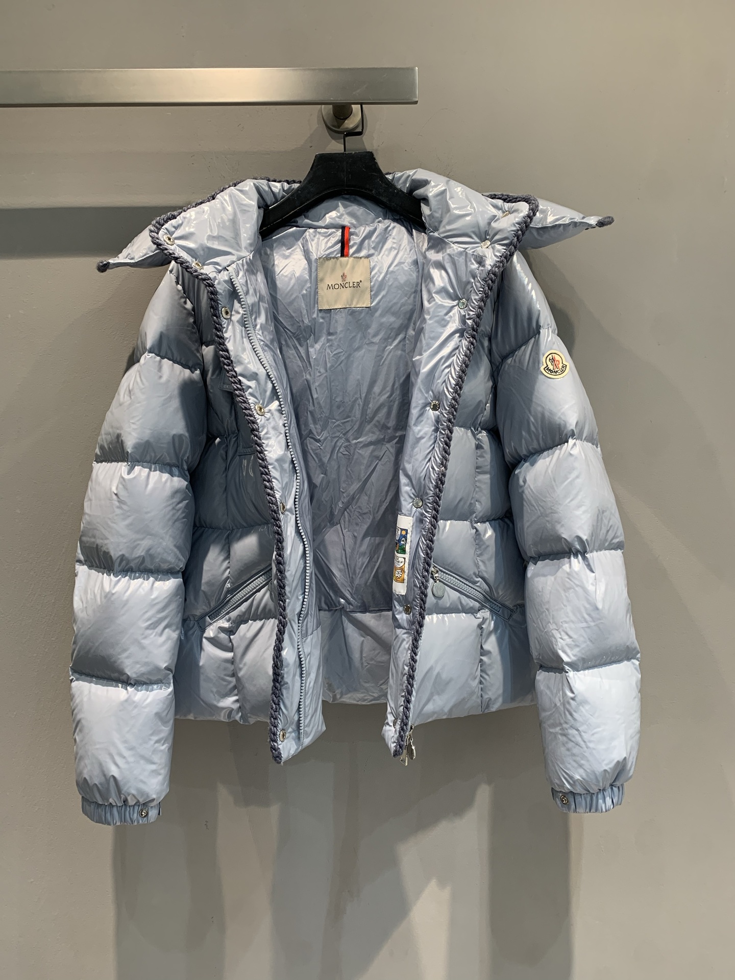 新款🔥出货啦📢 大货实拍 Moncle*2025秋冬新款收腰连帽羽绒服，亮面油蜡材质，光泽感满满，易打理