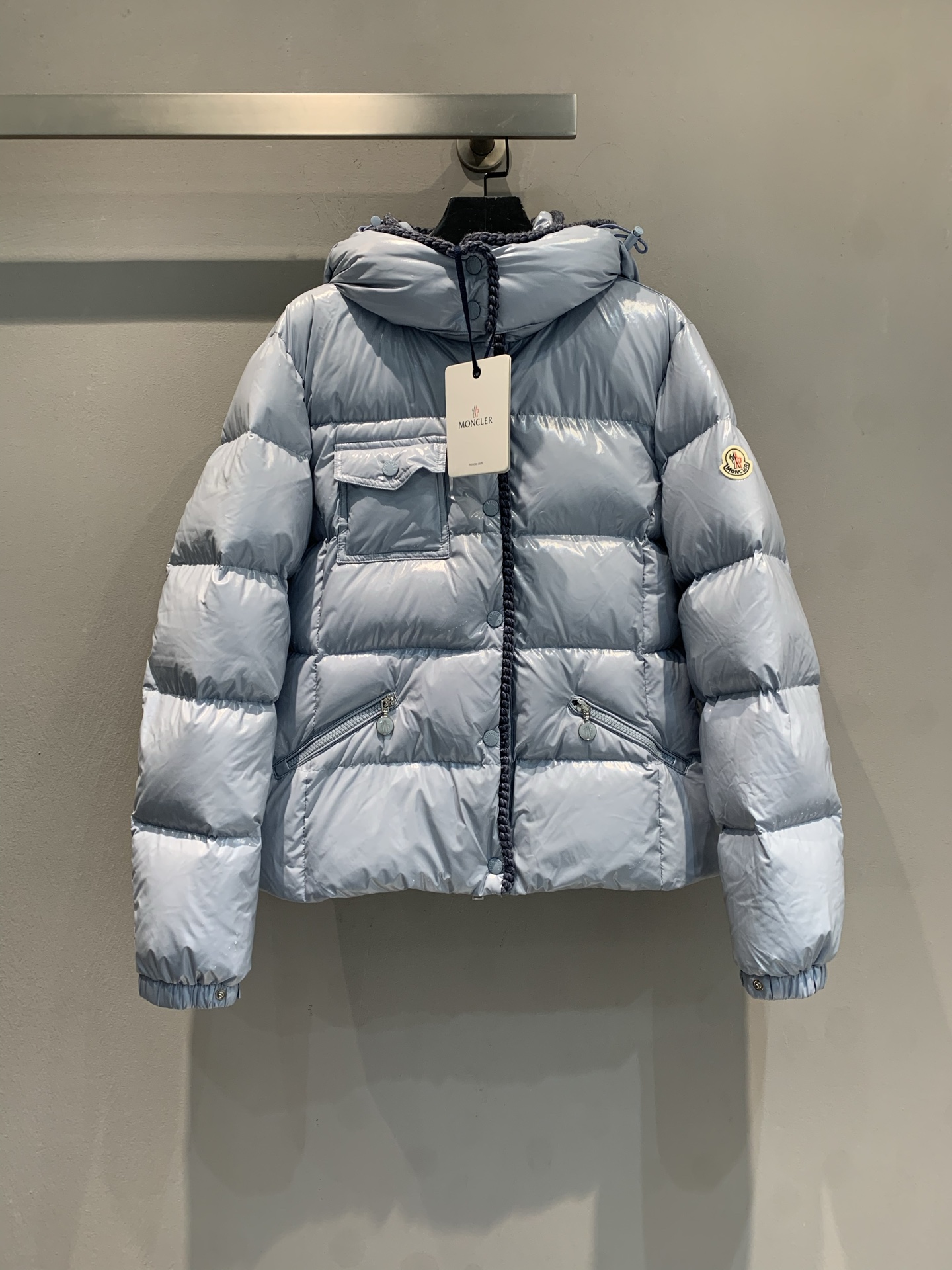 NO:565964,Equipped with dust bag, the new model has been shipped. M Real photos of large goods. Moncle* new autumn and winter waisted hooded down jacket, made of glossy oil wax material, full of luster, easy to care for. Short waist design + high waist tailoring, slimming but not bloated, goose down filling is super warm, very suitable for winter! Knitted edge banding is full of details, chain zipper + badge embellishment, fashionable and practical, cool and elegant, can be easily used for commuting and leisure, it is a highlight item for winter wear. Size 1 2  3,,down jacket,hats,alexander wang19860909配防尘袋新款出货啦M大货实拍 Moncle*秋冬新款收腰连帽羽绒服,亮面油蜡材质,光泽感满满,易打理计.短款收腰设计+高腰剪裁,显瘦不臃肿,鹅绒填充超保暖,冬天穿超合适!针织封边细节感十足,链条拉链+徽章点缀,时髦又实用,清冷优雅,通勤休闲都能轻松驾驭,是冬季穿搭亮点单品.码数1 2 3,,down jacket,hats,alexander wang,Women's clothing