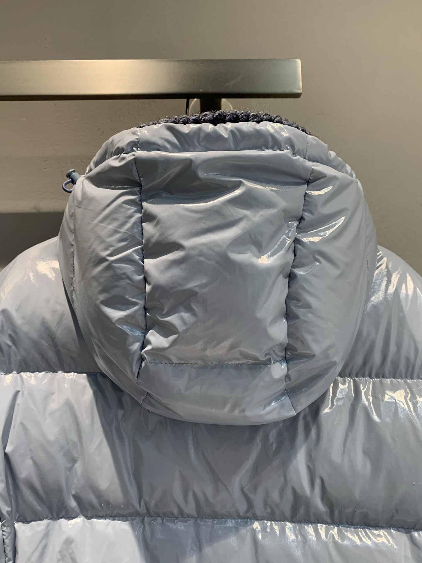 新款🔥出货啦📢 大货实拍 Moncle*2025秋冬新款收腰连帽羽绒服，亮面油蜡材质，光泽感满满，易打理