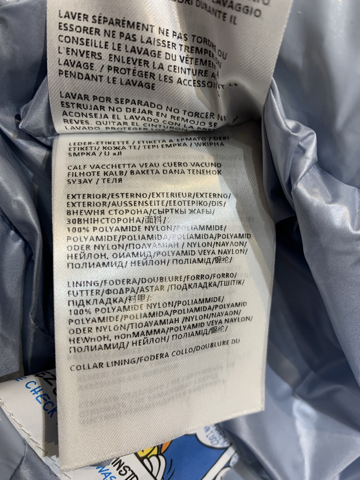 新款🔥出货啦📢 大货实拍 Moncle*2025秋冬新款收腰连帽羽绒服，亮面油蜡材质，光泽感满满，易打理