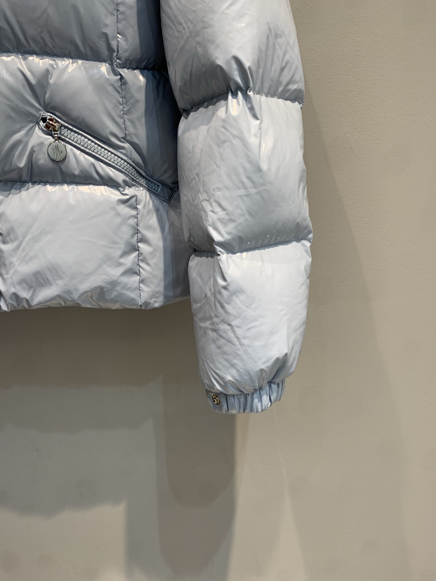 新款🔥出货啦📢 大货实拍 Moncle*2025秋冬新款收腰连帽羽绒服，亮面油蜡材质，光泽感满满，易打理