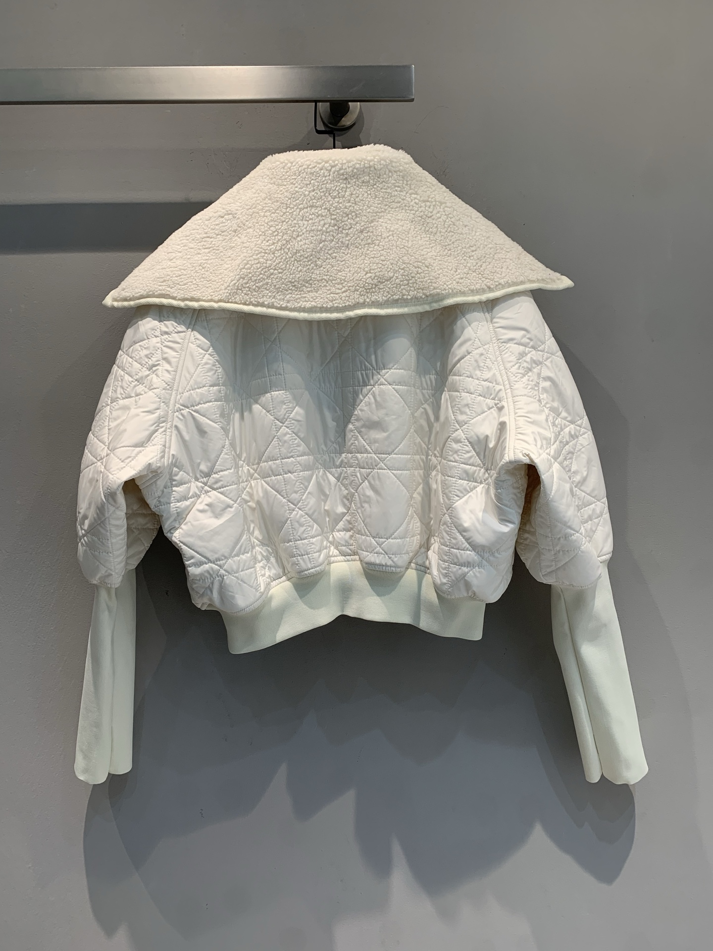 新款🔥出货啦📢 大货实拍 CD2025秋冬新款海军风羊羔毛领菱格纹棉服。经典菱格纹+羊羔毛翻领，优雅又保