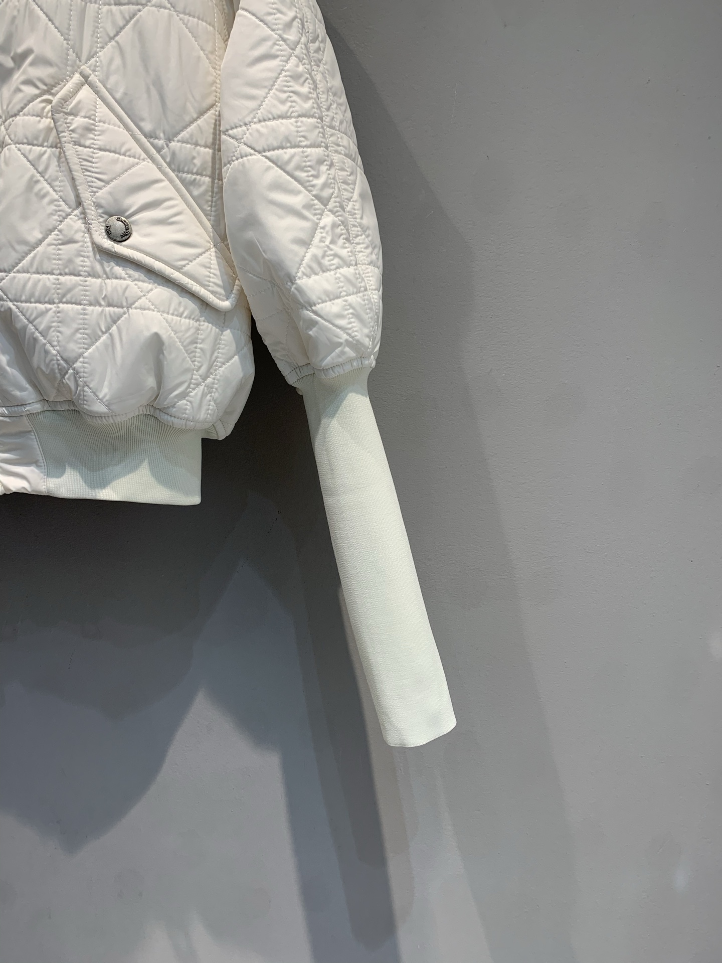 新款🔥出货啦📢 大货实拍 CD2025秋冬新款海军风羊羔毛领菱格纹棉服。经典菱格纹+羊羔毛翻领，优雅又保