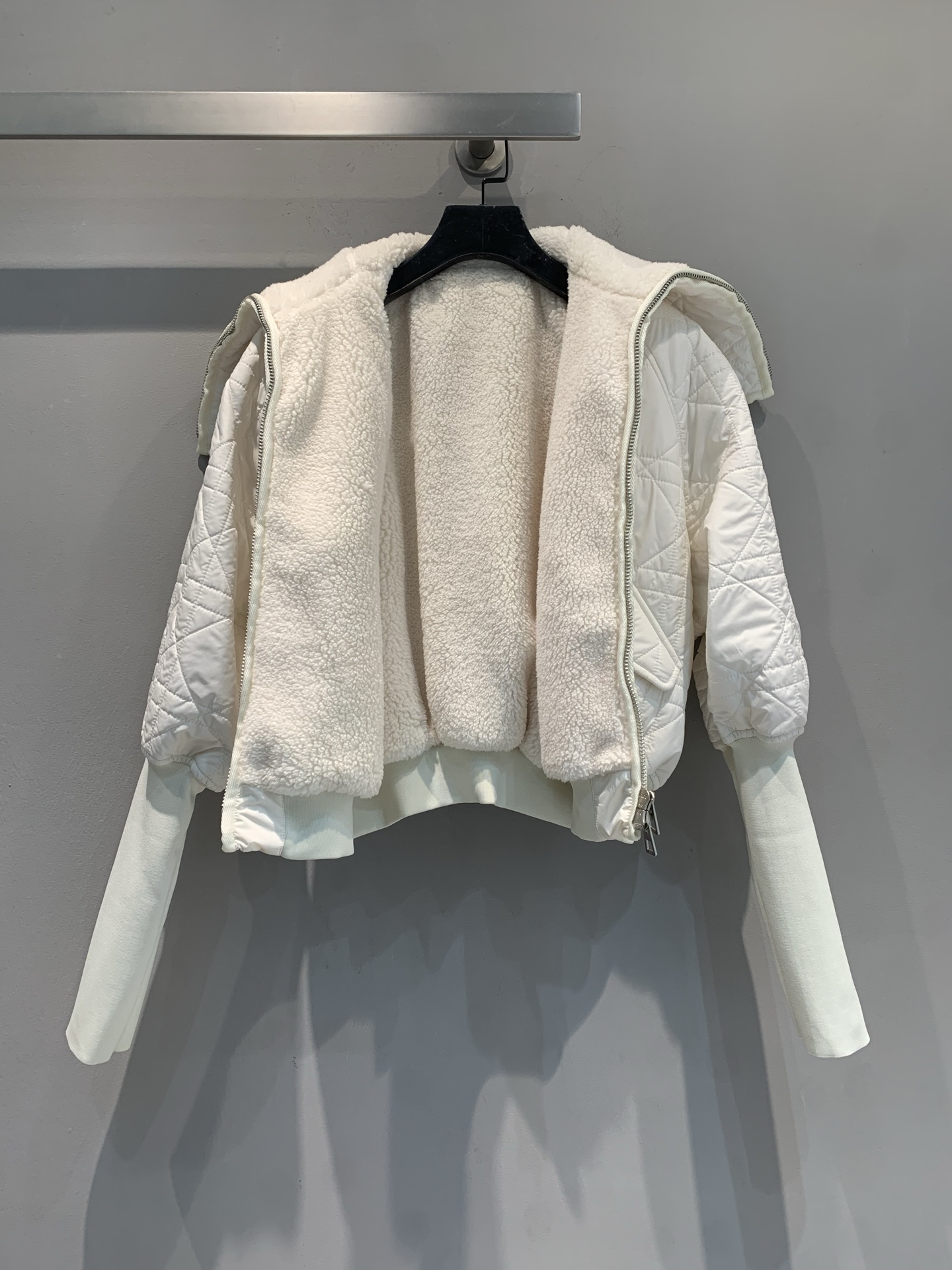 新款🔥出货啦📢 大货实拍 CD2025秋冬新款海军风羊羔毛领菱格纹棉服。经典菱格纹+羊羔毛翻领，优雅又保