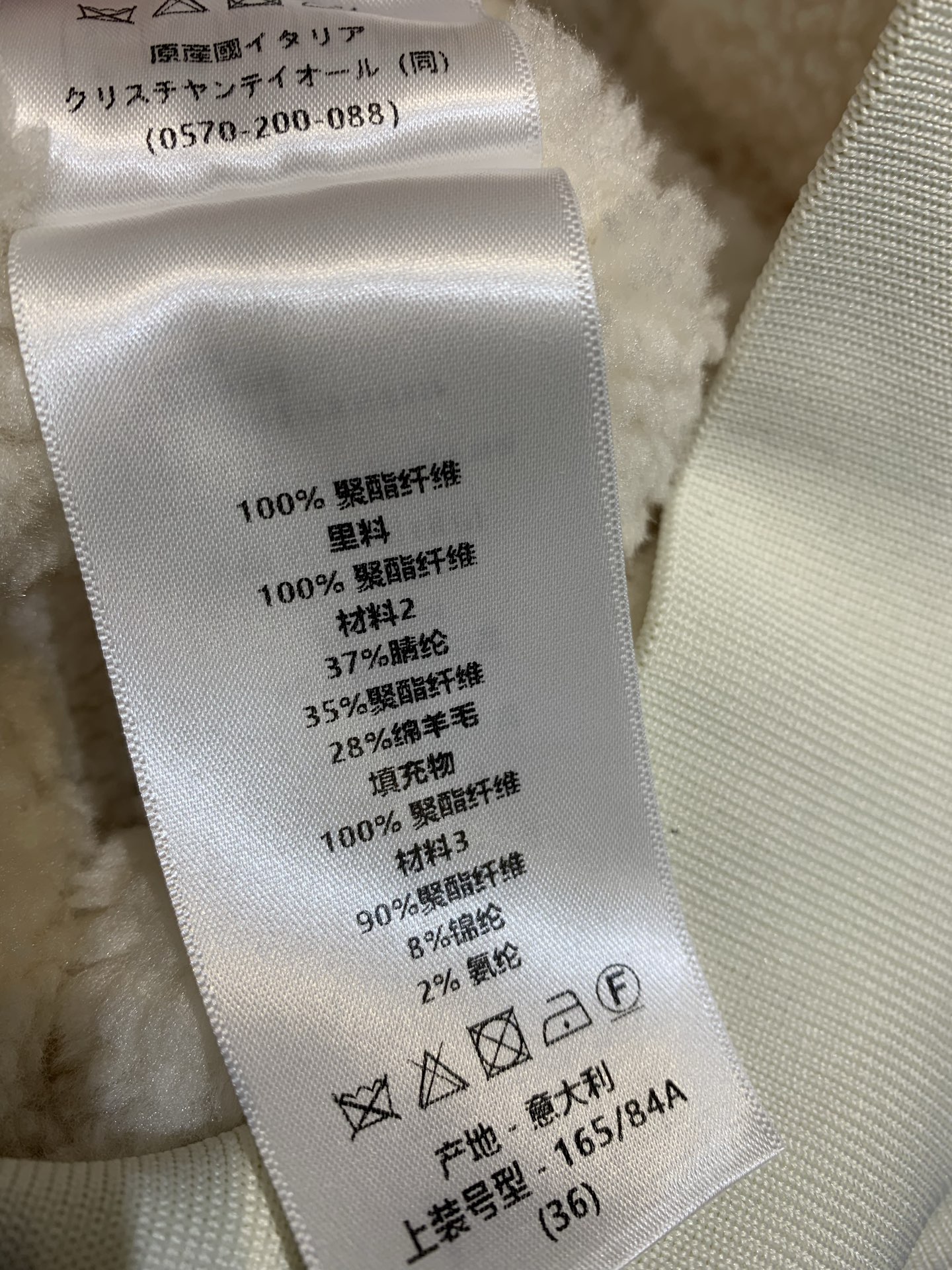 新款🔥出货啦📢 大货实拍 CD2025秋冬新款海军风羊羔毛领菱格纹棉服。经典菱格纹+羊羔毛翻领，优雅又保