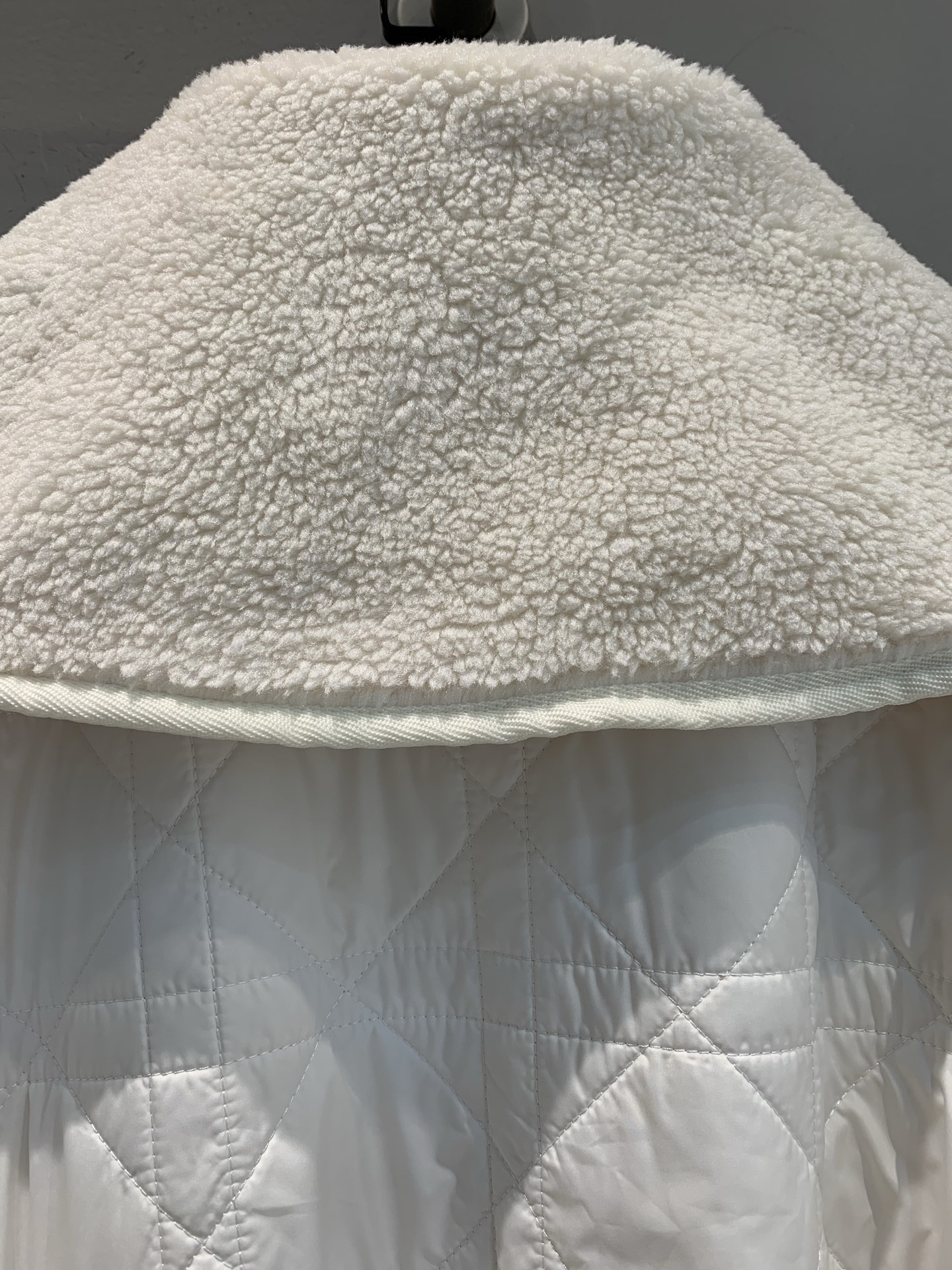 新款🔥出货啦📢 大货实拍 CD2025秋冬新款海军风羊羔毛领菱格纹棉服。经典菱格纹+羊羔毛翻领，优雅又保