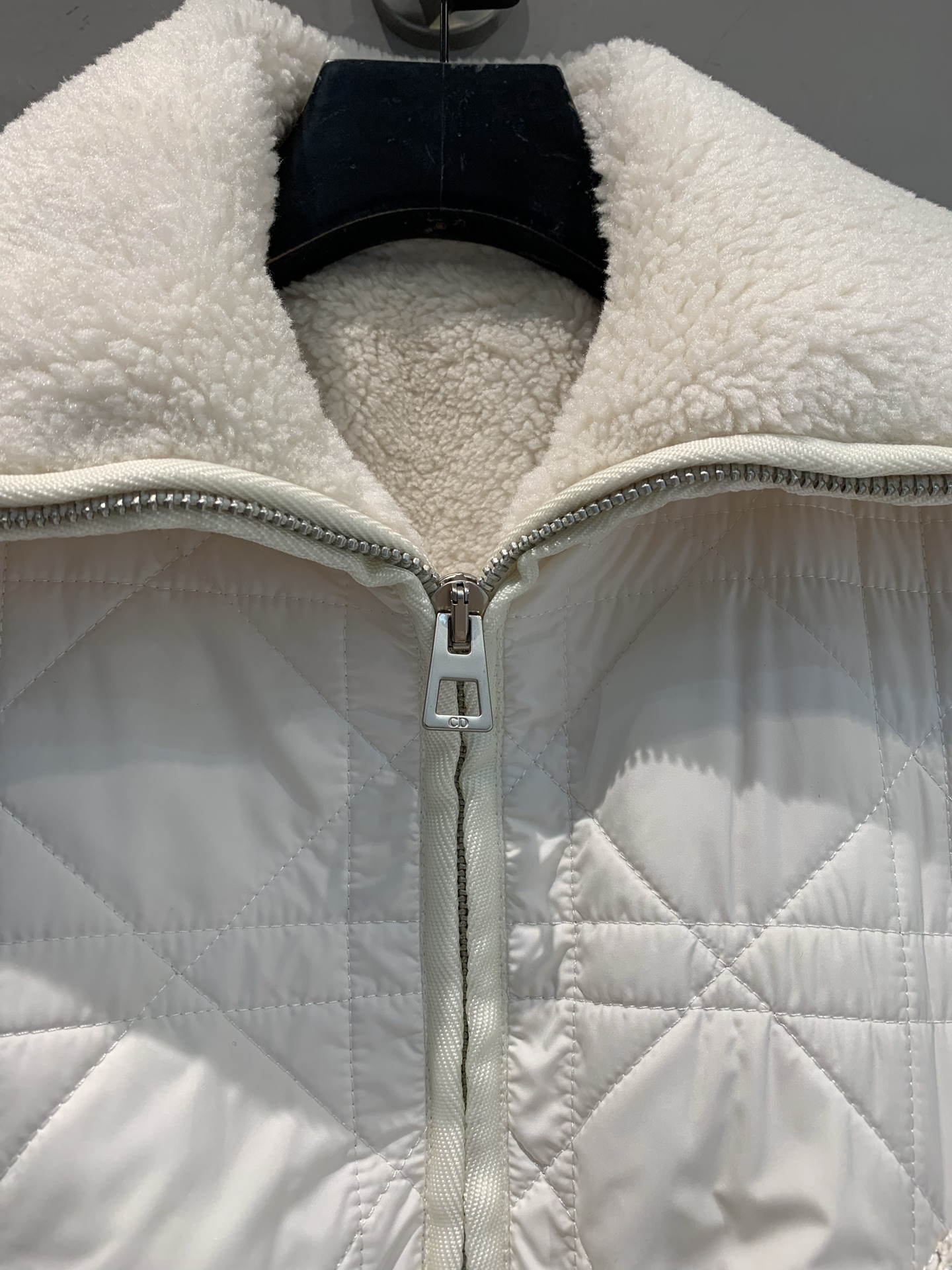 新款🔥出货啦📢 大货实拍 CD2025秋冬新款海军风羊羔毛领菱格纹棉服。经典菱格纹+羊羔毛翻领，优雅又保