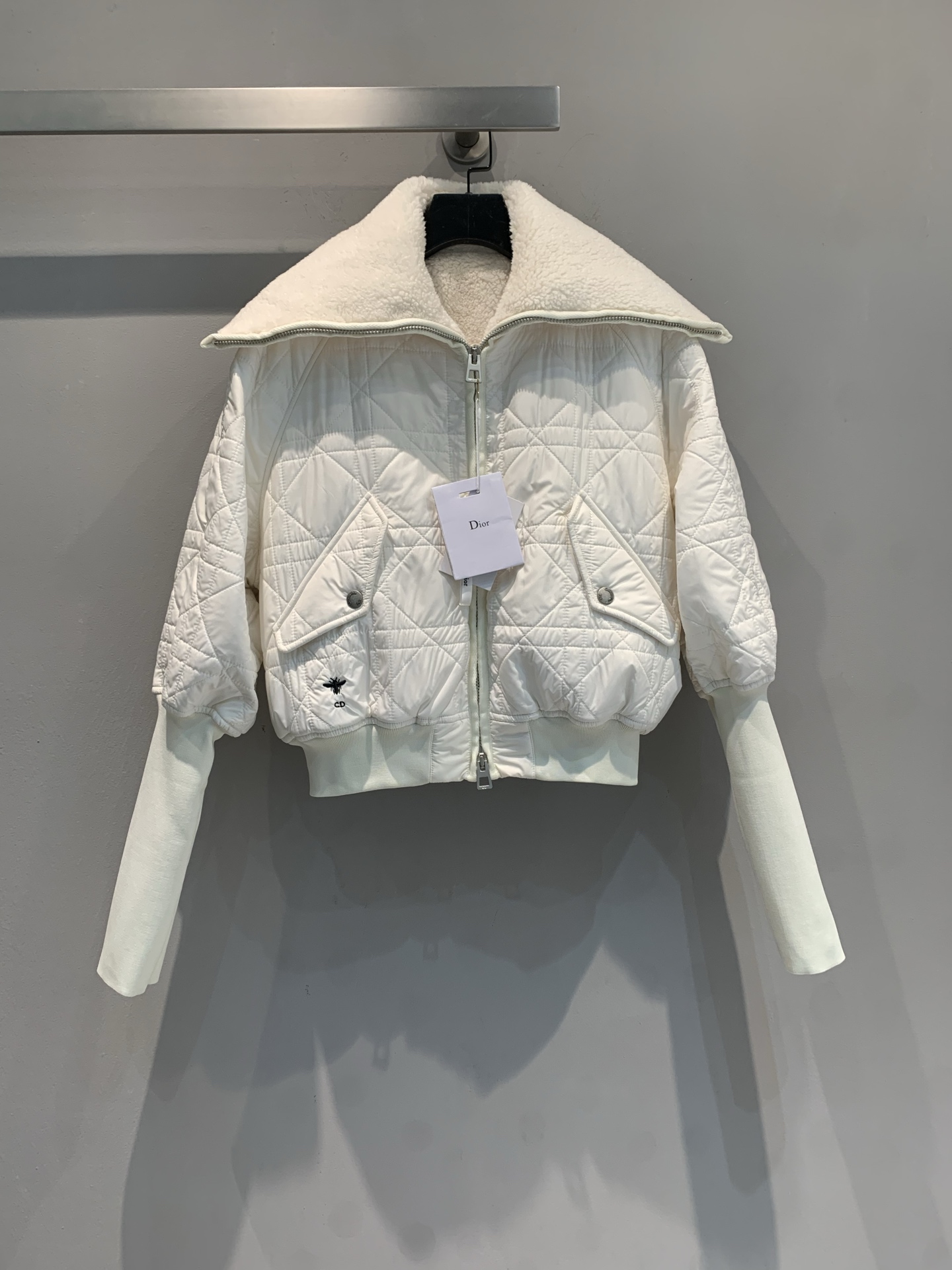 NO:562980,The new model has been shipped. M big product real shot CD2025 new autumn and winter navy style lamb fur collar rhombus cotton jacket. Classic rhombus pattern + lamb fur lapel, elegant and warm! Short jacket design, ribbed cuffs, windproof, super suitable for autumn and winter. Double pockets + zipper on the front, practical and stylish, exquisite details, hand-made checkered pattern, perfect texture. It can be easily controlled for daily commuting or leisure, paired with high-waisted pants/skirts, the proportions are straightened out!  Size 36 38 40,,skirts,jackets & coats,alexander wang19860909新款出货啦M大货实拍 CD2025秋冬新款海军风羊羔毛领菱格纹棉服.经典菱格纹+羊羔毛翻领,优雅又保暖!短款夹克设计,袖口罗纹收口,防风力up,秋冬穿超合适.正面双口袋+拉链,实用又有型,细节精致,手工对格定位格纹,质感满分计.日常通勤或休闲都能轻松驾驭,搭配高腰裤/裙,比例直接拉满! 码数36 38 40,,skirts,jackets & coats,alexander wang,Women's clothing