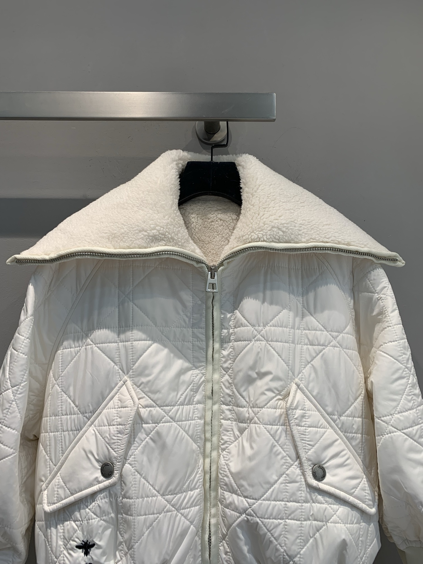 新款🔥出货啦📢 大货实拍 CD2025秋冬新款海军风羊羔毛领菱格纹棉服。经典菱格纹+羊羔毛翻领，优雅又保