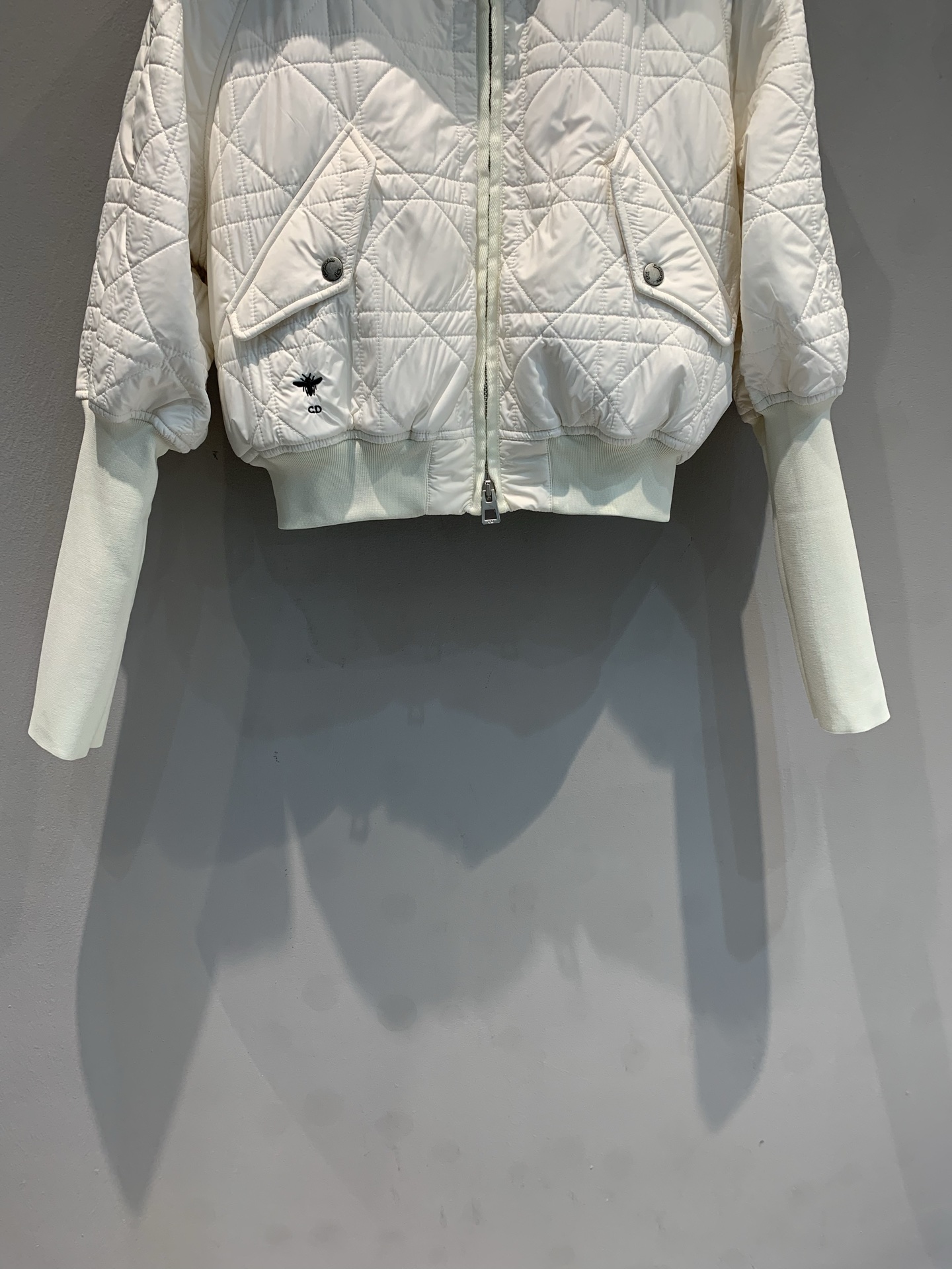 新款🔥出货啦📢 大货实拍 CD2025秋冬新款海军风羊羔毛领菱格纹棉服。经典菱格纹+羊羔毛翻领，优雅又保