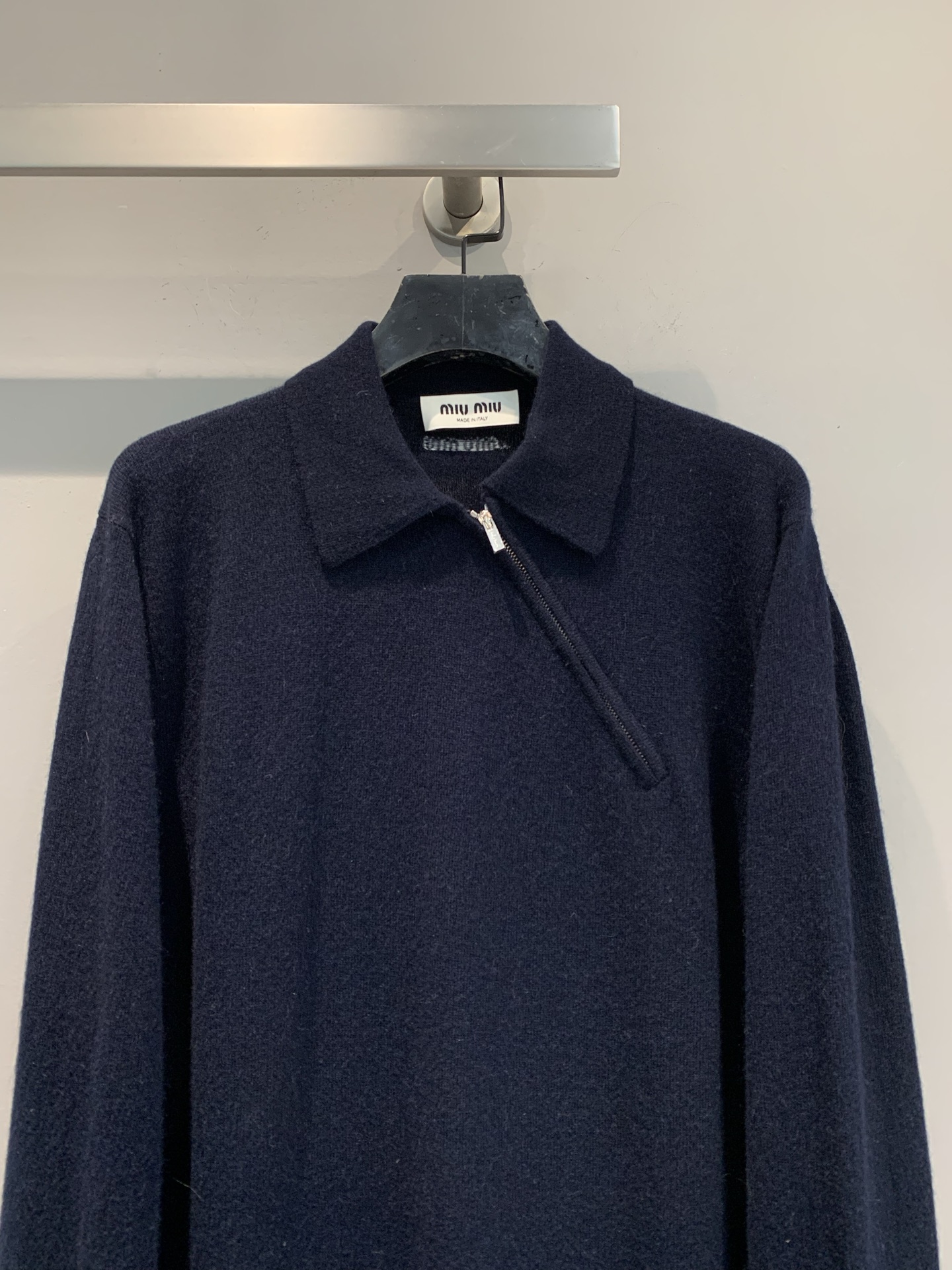 新款🔥出货啦📢 大货实拍 Miumi2025秋冬新款学院风斜拉链羊绒毛衣，选用高品质羊绒，柔软细腻，保暖