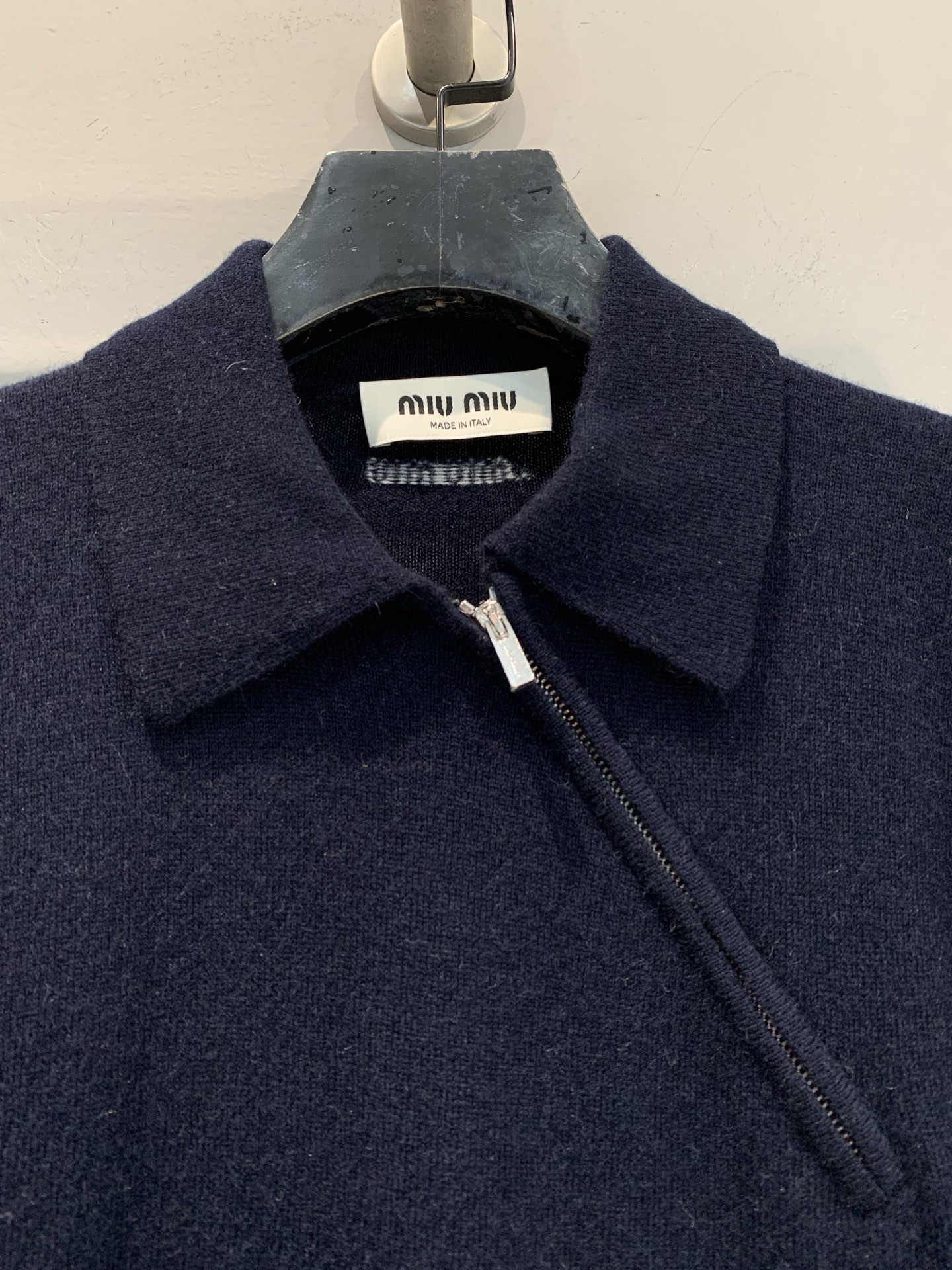 新款🔥出货啦📢 大货实拍 Miumi2025秋冬新款学院风斜拉链羊绒毛衣，选用高品质羊绒，柔软细腻，保暖
