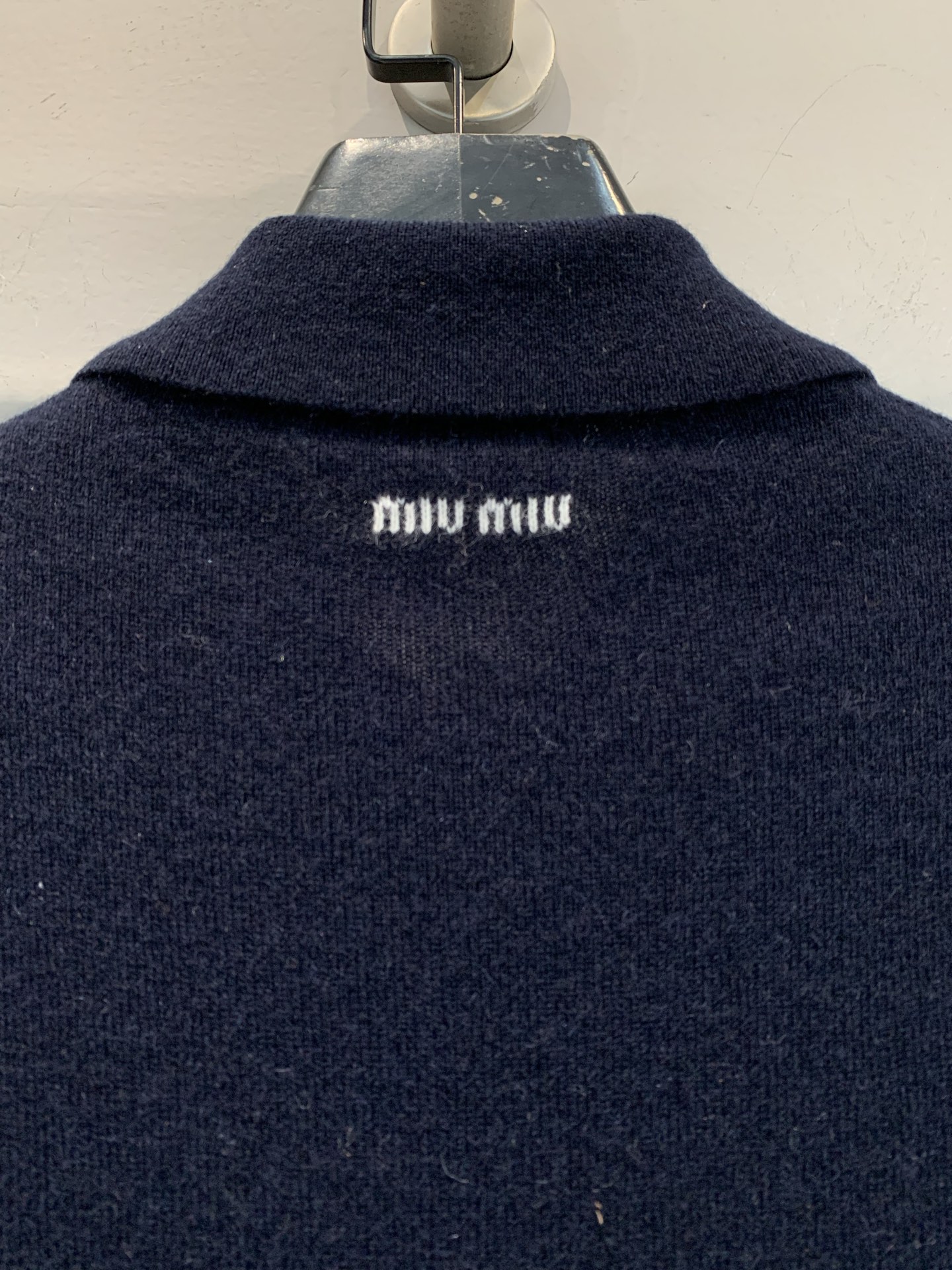 新款🔥出货啦📢 大货实拍 Miumi2025秋冬新款学院风斜拉链羊绒毛衣，选用高品质羊绒，柔软细腻，保暖