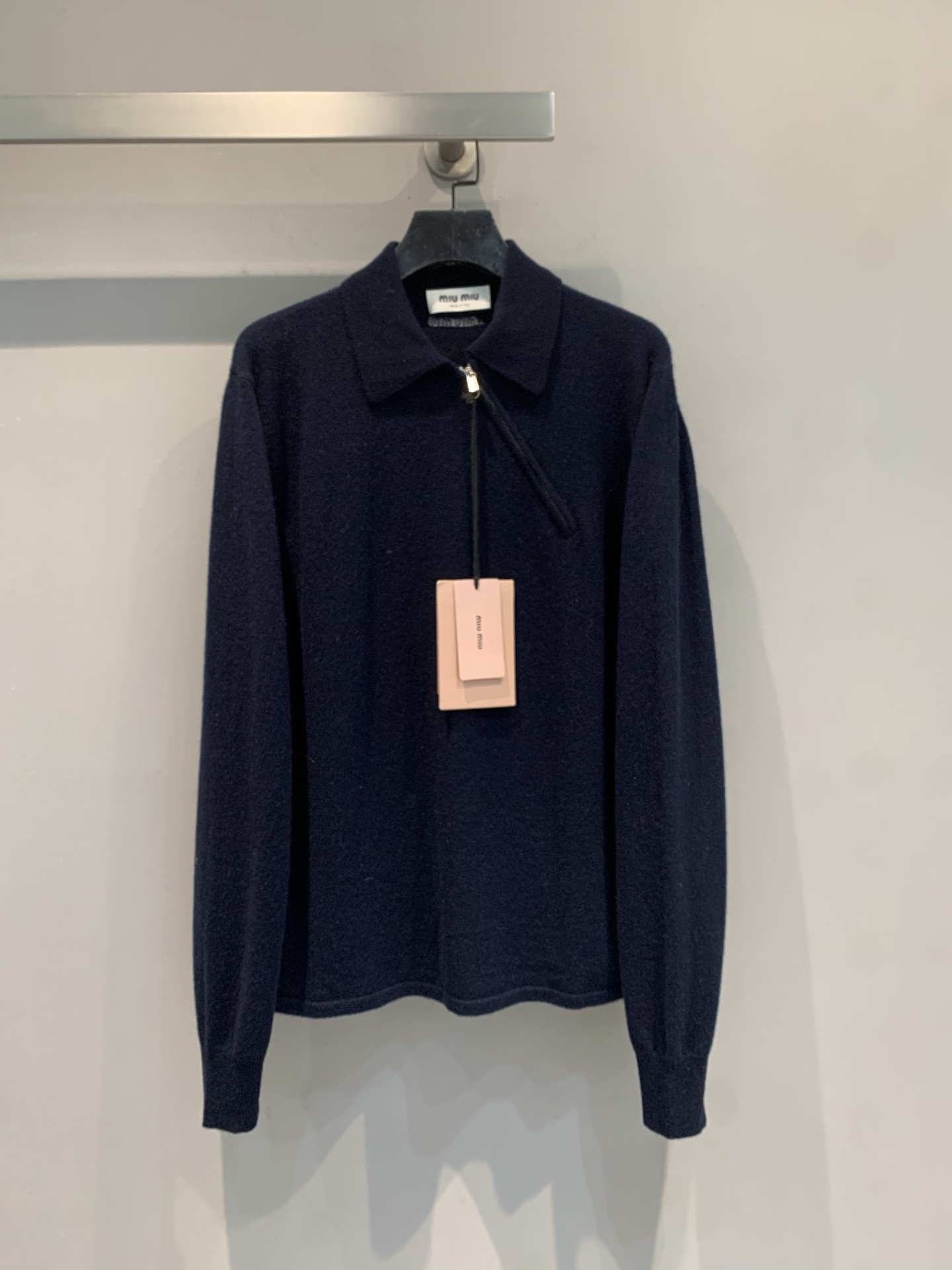 NO:565241,The new model is shipped. M is a real shot. Miumi's 2025 new autumn and winter college-style diagonal zipper cashmere sweater is made of high-quality cashmere, soft and delicate, and has excellent warmth! The lapel + diagonal zipper design is easy to put on and take off and has a sense of detail. Low-saturated navy blue, versatile and not picky, can be easily used for commuting and leisure in autumn and winter. The knitted texture is delicate, simple and lazy, it goes well with jeans or casual pants, comfortable and textured, it is a must-have item in the autumn and winter wardrobe!  Code number SML,,miumiu,jeans,sweaters,alexander wang19860909新款出货啦M大货实拍 Miumi2025秋冬新款学院风斜拉链羊绒毛衣,选用高品质羊绒,柔软细腻,保暖性超赞!翻领+斜拉链设计,穿脱方便又有细节感计.低饱和藏蓝色,百搭不挑人,秋冬通勤休闲都能轻松驾驭.针织纹理细腻,简约慵懒风,搭牛仔裤或休闲裤都很出彩,舒适又有质感,是秋冬衣橱必备单品! 码数SML,,miumiu,jeans,sweaters,alexander wang,Women's clothing