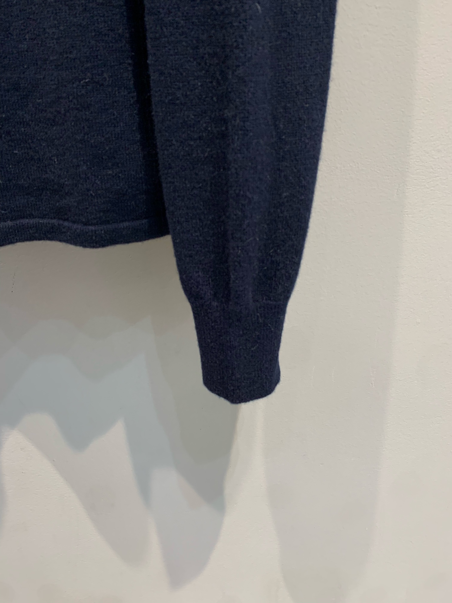 新款🔥出货啦📢 大货实拍 Miumi2025秋冬新款学院风斜拉链羊绒毛衣，选用高品质羊绒，柔软细腻，保暖