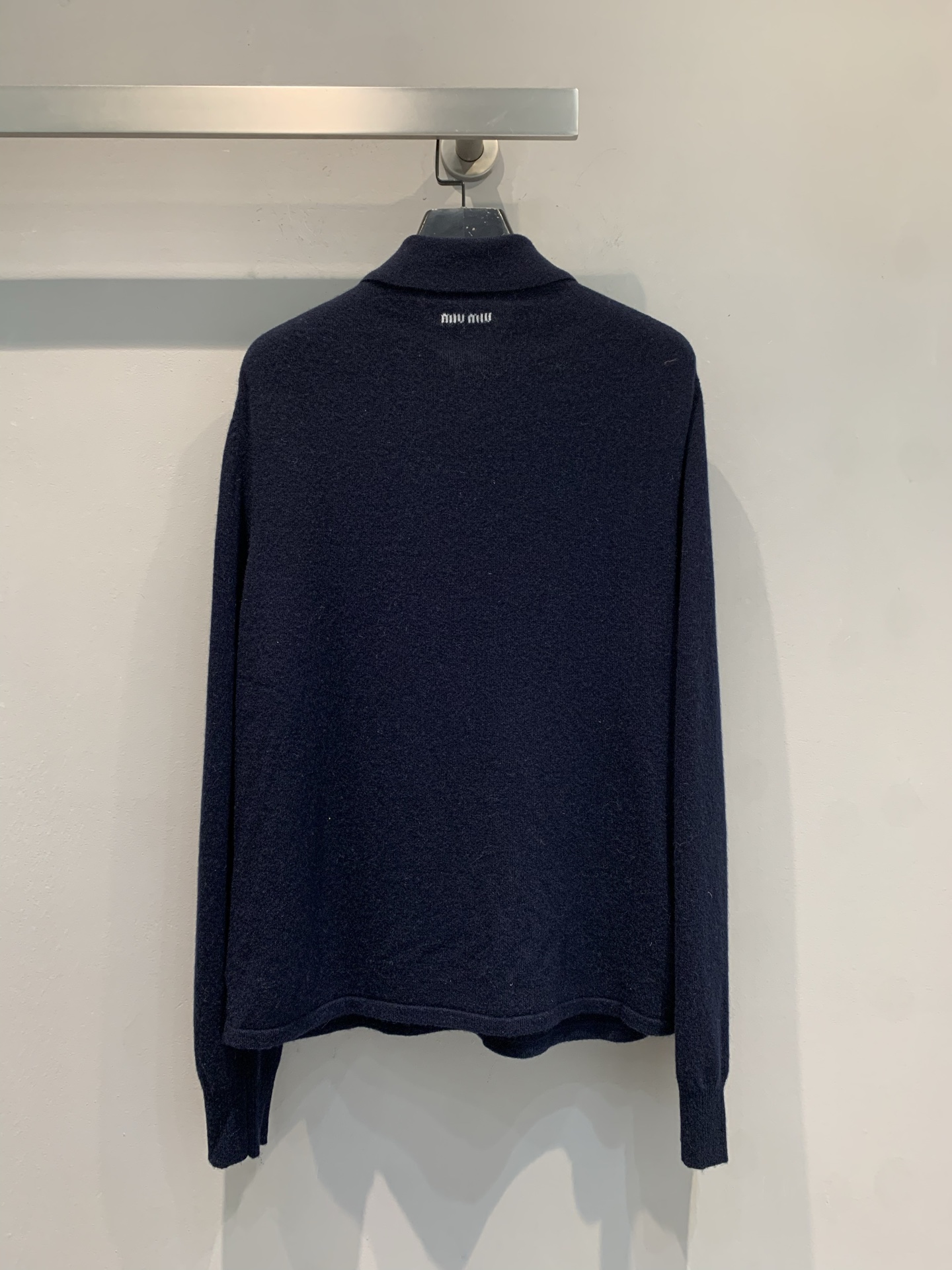 新款🔥出货啦📢 大货实拍 Miumi2025秋冬新款学院风斜拉链羊绒毛衣，选用高品质羊绒，柔软细腻，保暖