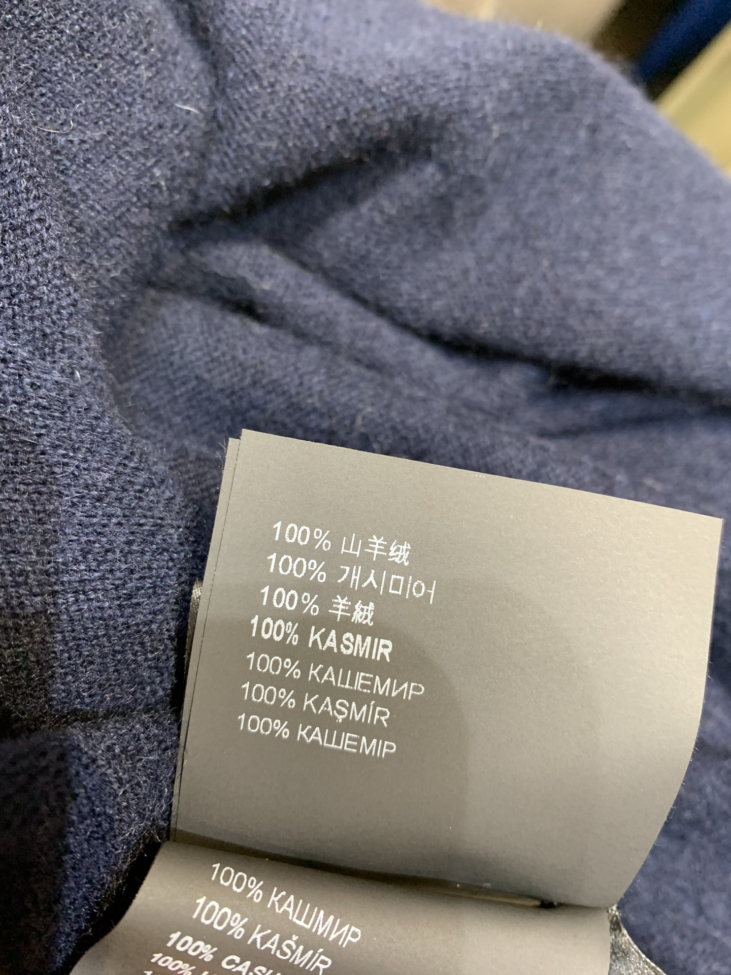 新款🔥出货啦📢 大货实拍 Miumi2025秋冬新款学院风斜拉链羊绒毛衣，选用高品质羊绒，柔软细腻，保暖