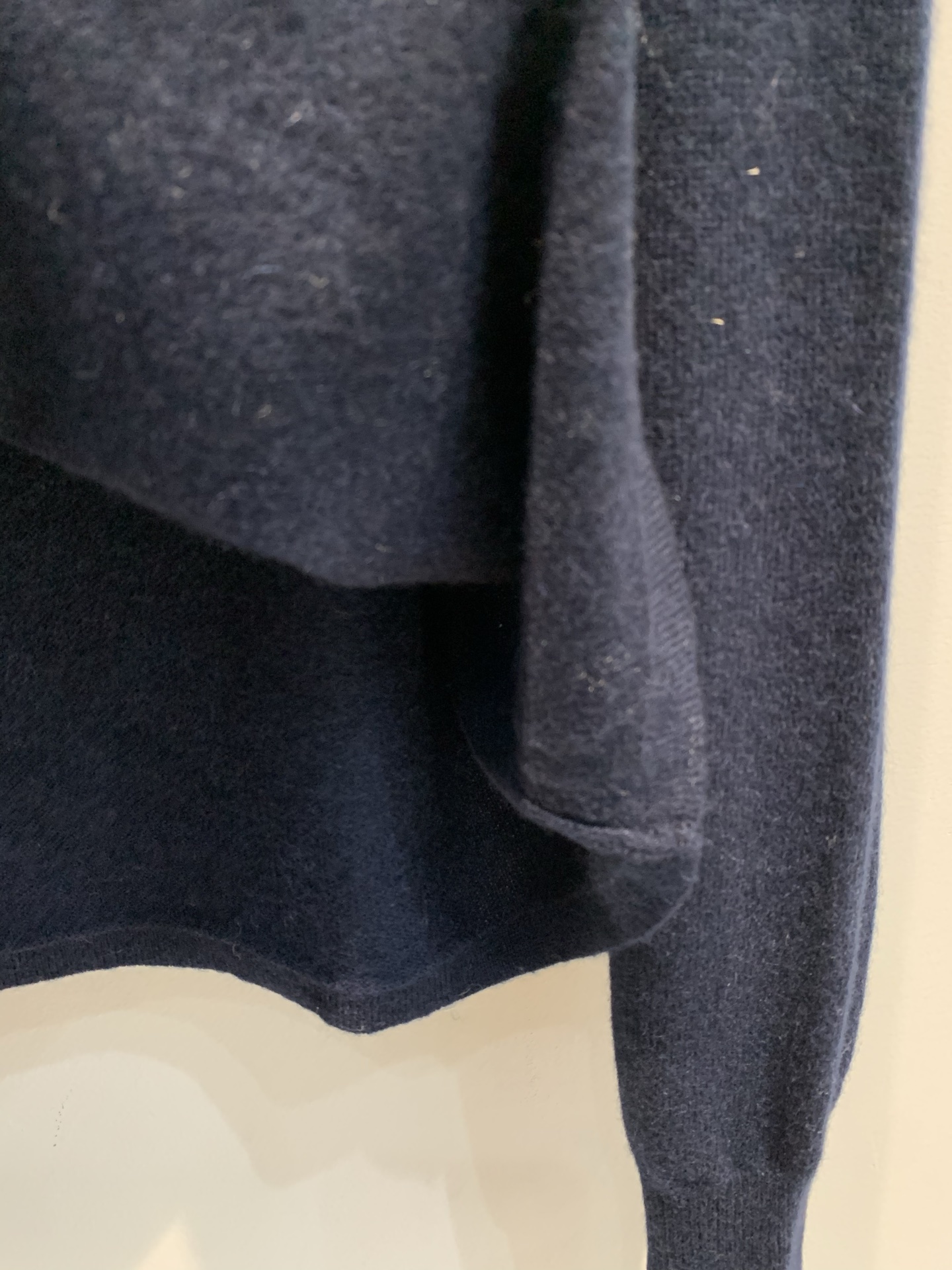 新款🔥出货啦📢 大货实拍 Miumi2025秋冬新款学院风斜拉链羊绒毛衣，选用高品质羊绒，柔软细腻，保暖