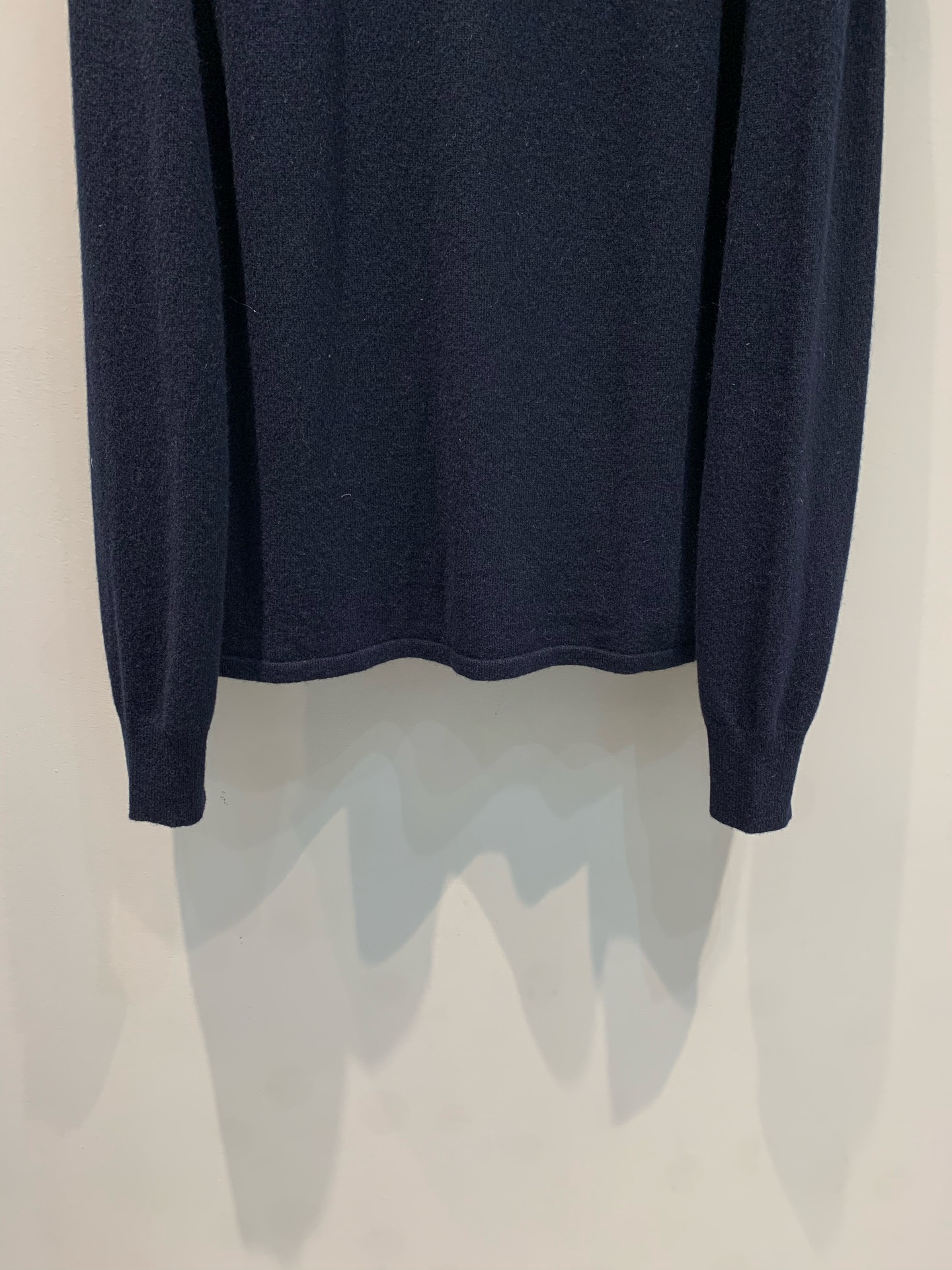 新款🔥出货啦📢 大货实拍 Miumi2025秋冬新款学院风斜拉链羊绒毛衣，选用高品质羊绒，柔软细腻，保暖