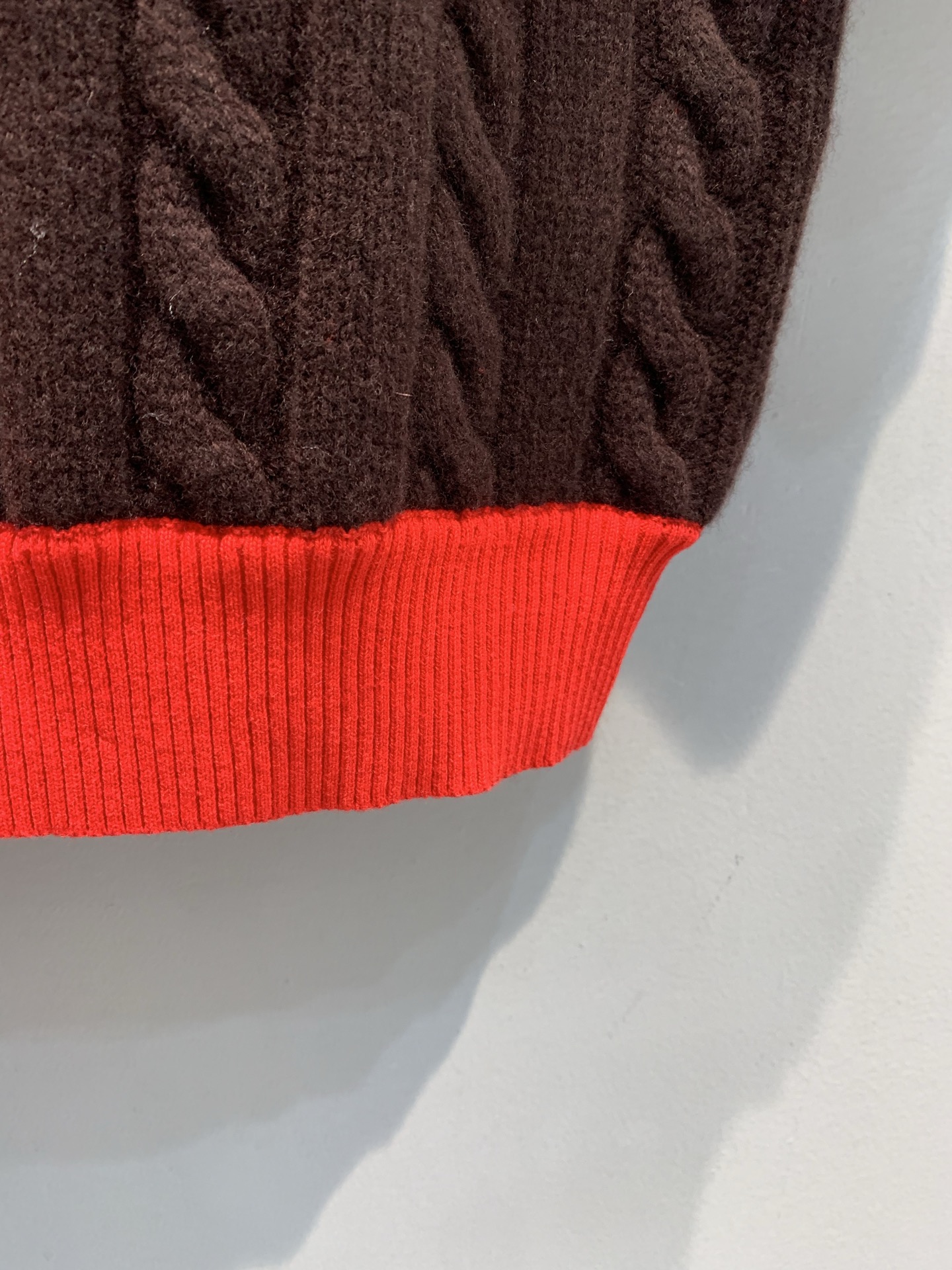 新款🔥出货啦📢 大货实拍版Miumi*2025秋冬新款红棕拼色麻花羊毛针织衫，羊毛材质柔软保暖，秋冬穿超