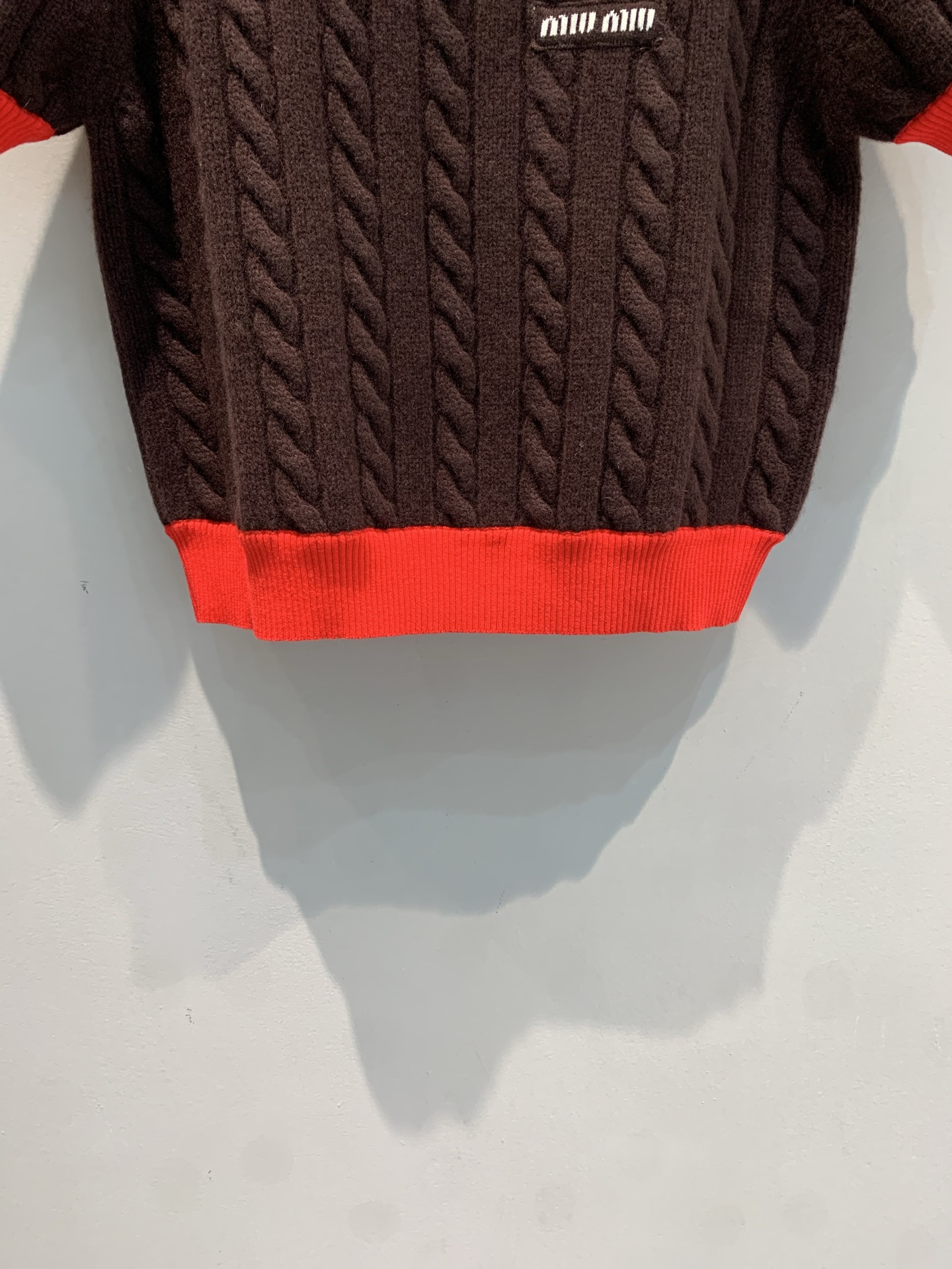 新款🔥出货啦📢 大货实拍版Miumi*2025秋冬新款红棕拼色麻花羊毛针织衫，羊毛材质柔软保暖，秋冬穿超