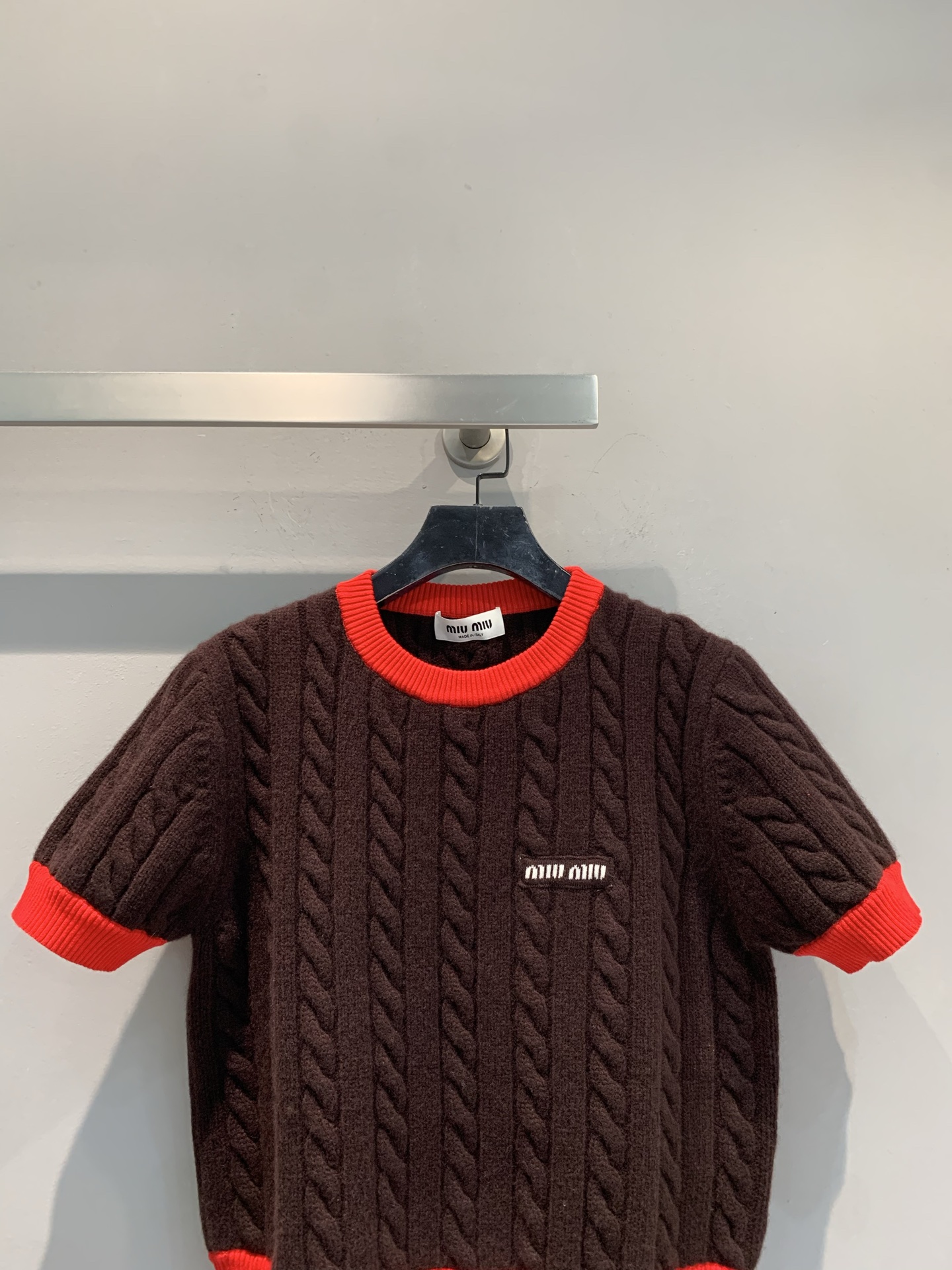 新款🔥出货啦📢 大货实拍版Miumi*2025秋冬新款红棕拼色麻花羊毛针织衫，羊毛材质柔软保暖，秋冬穿超