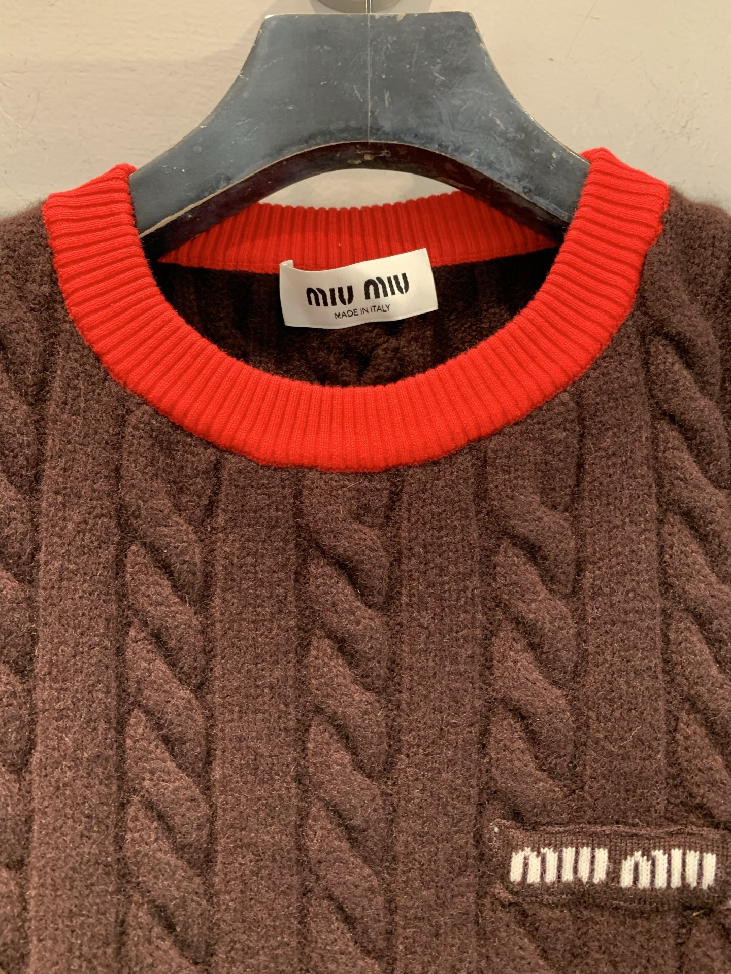 新款🔥出货啦📢 大货实拍版Miumi*2025秋冬新款红棕拼色麻花羊毛针织衫，羊毛材质柔软保暖，秋冬穿超
