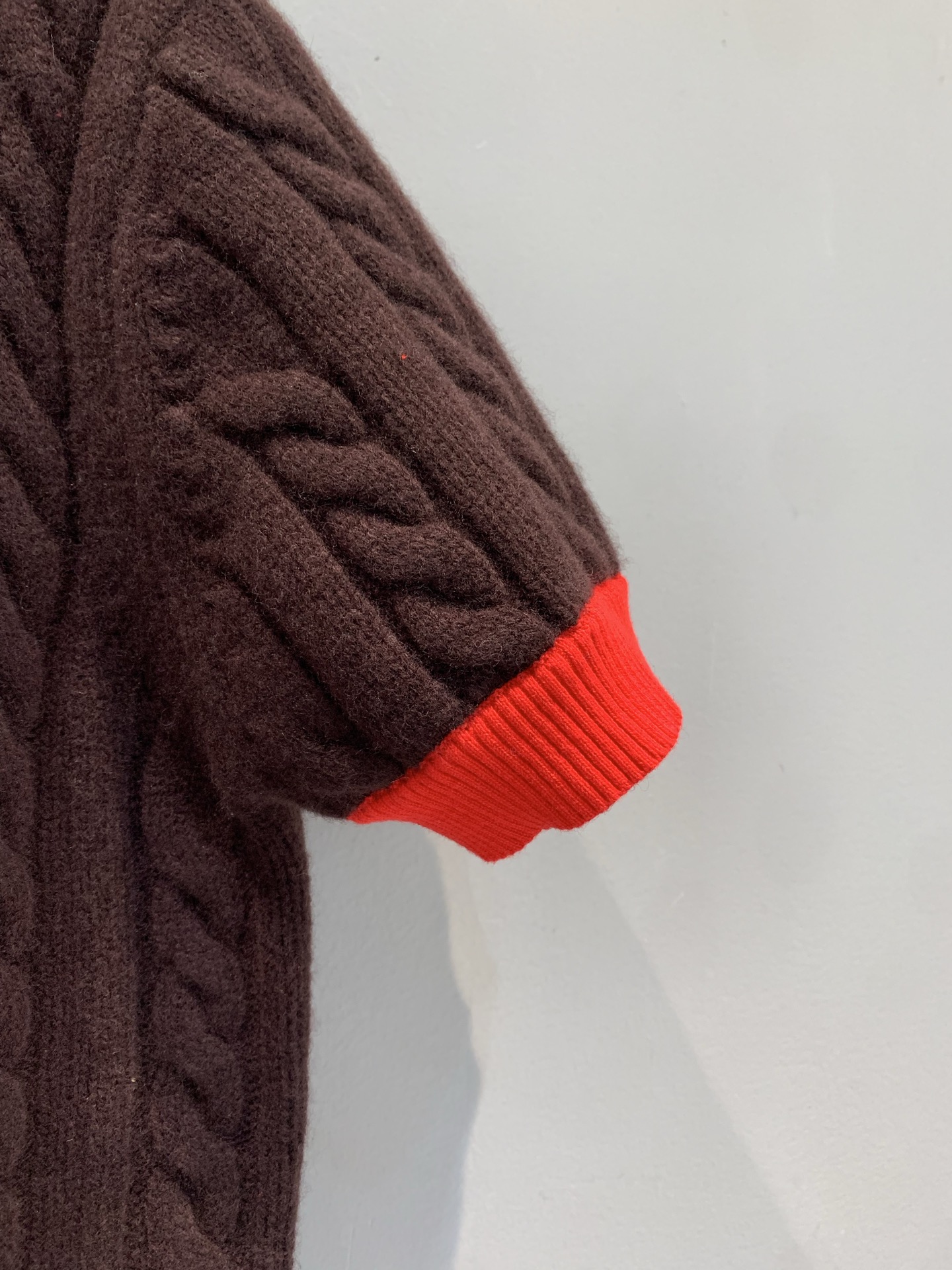 新款🔥出货啦📢 大货实拍版Miumi*2025秋冬新款红棕拼色麻花羊毛针织衫，羊毛材质柔软保暖，秋冬穿超