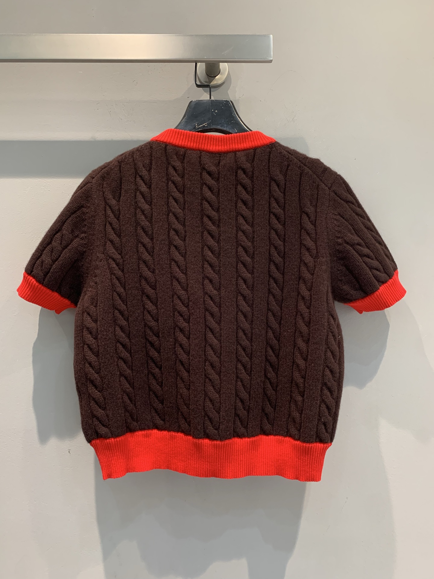 新款🔥出货啦📢 大货实拍版Miumi*2025秋冬新款红棕拼色麻花羊毛针织衫，羊毛材质柔软保暖，秋冬穿超